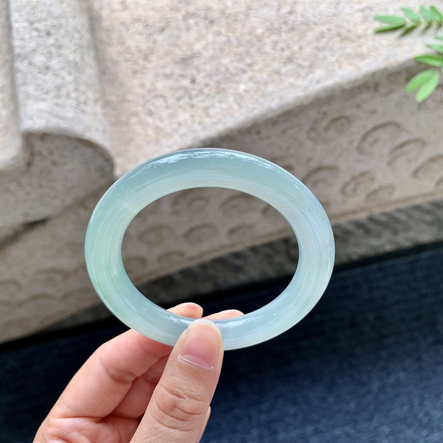 圆条51 52，圈口52.3/9.6/10，编码HJ081816，冰晴绿，清透，水润，种老，细腻，无裂。