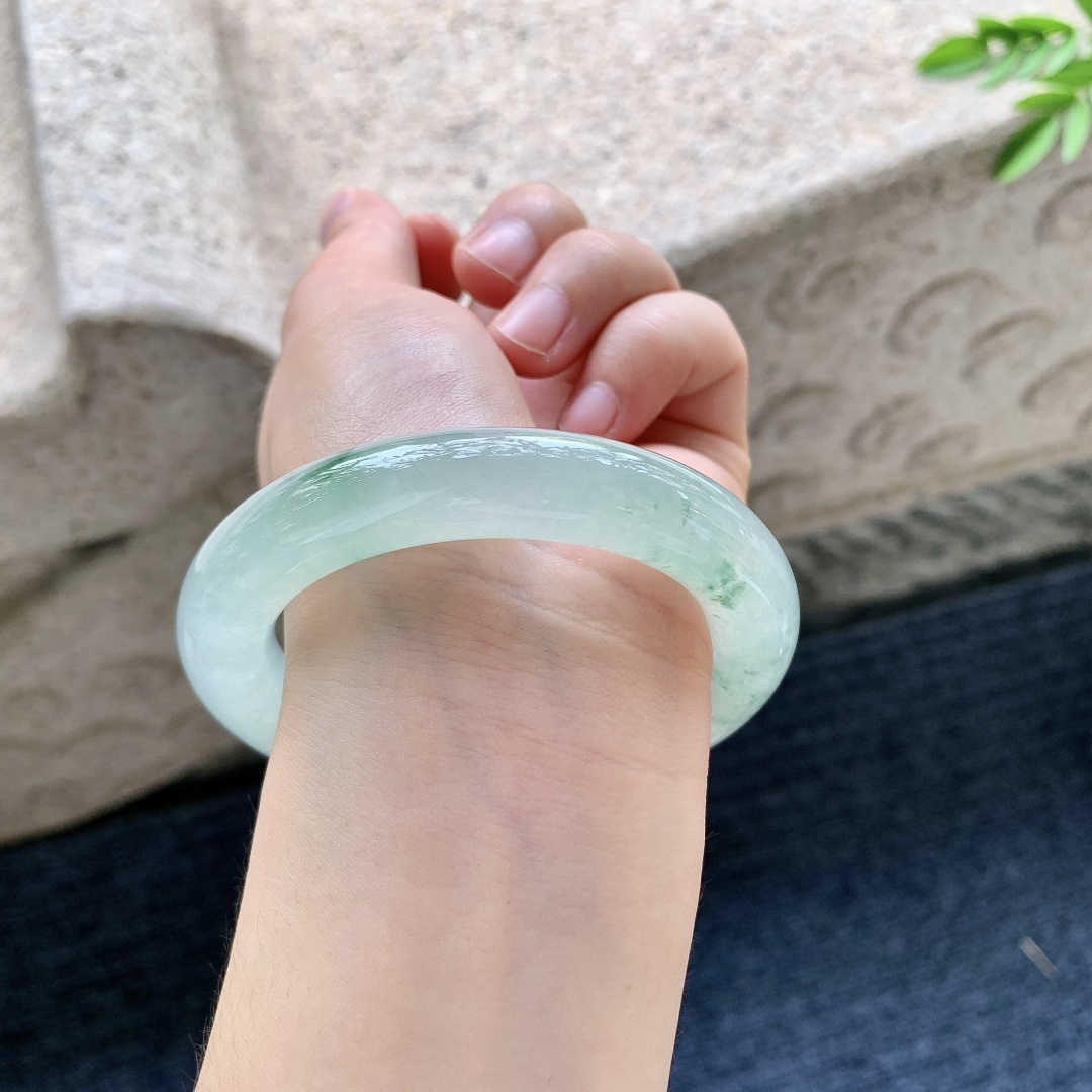 圆条54 55，圈口55/11.7/11.2，编码A1081622，冰晴底飘花，清透，水润，种老，细腻，打灯有絮线