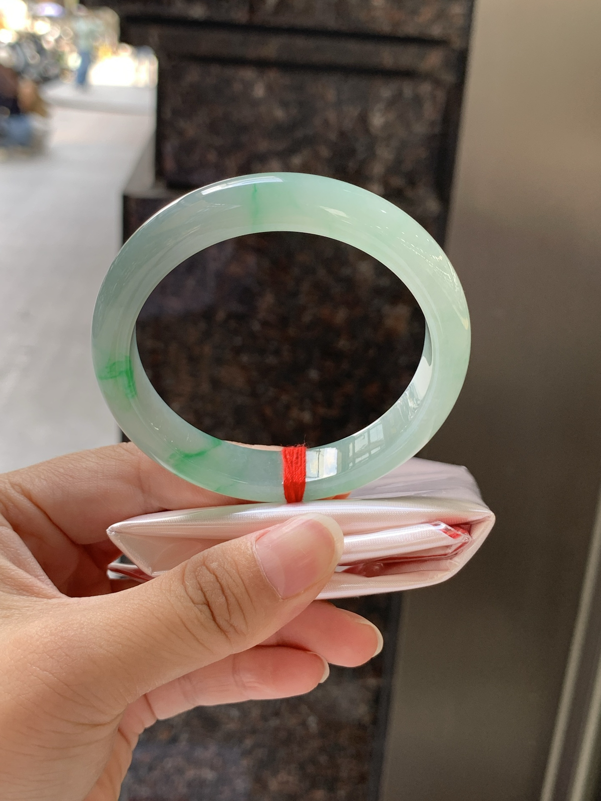 飘阳绿正圈55.8-11.5-7.7鲜艳得像新冒头的嫩芽，灵动清新，即柔和又充满生机。