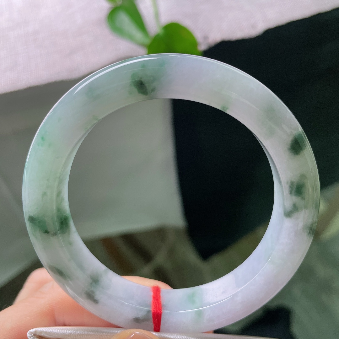 58.3/12.3/10.4，飘花正圈，有裂，浅紫凝清玉，墨翠落环围。点点花缊缀柔底，腕间藏一缕淡春