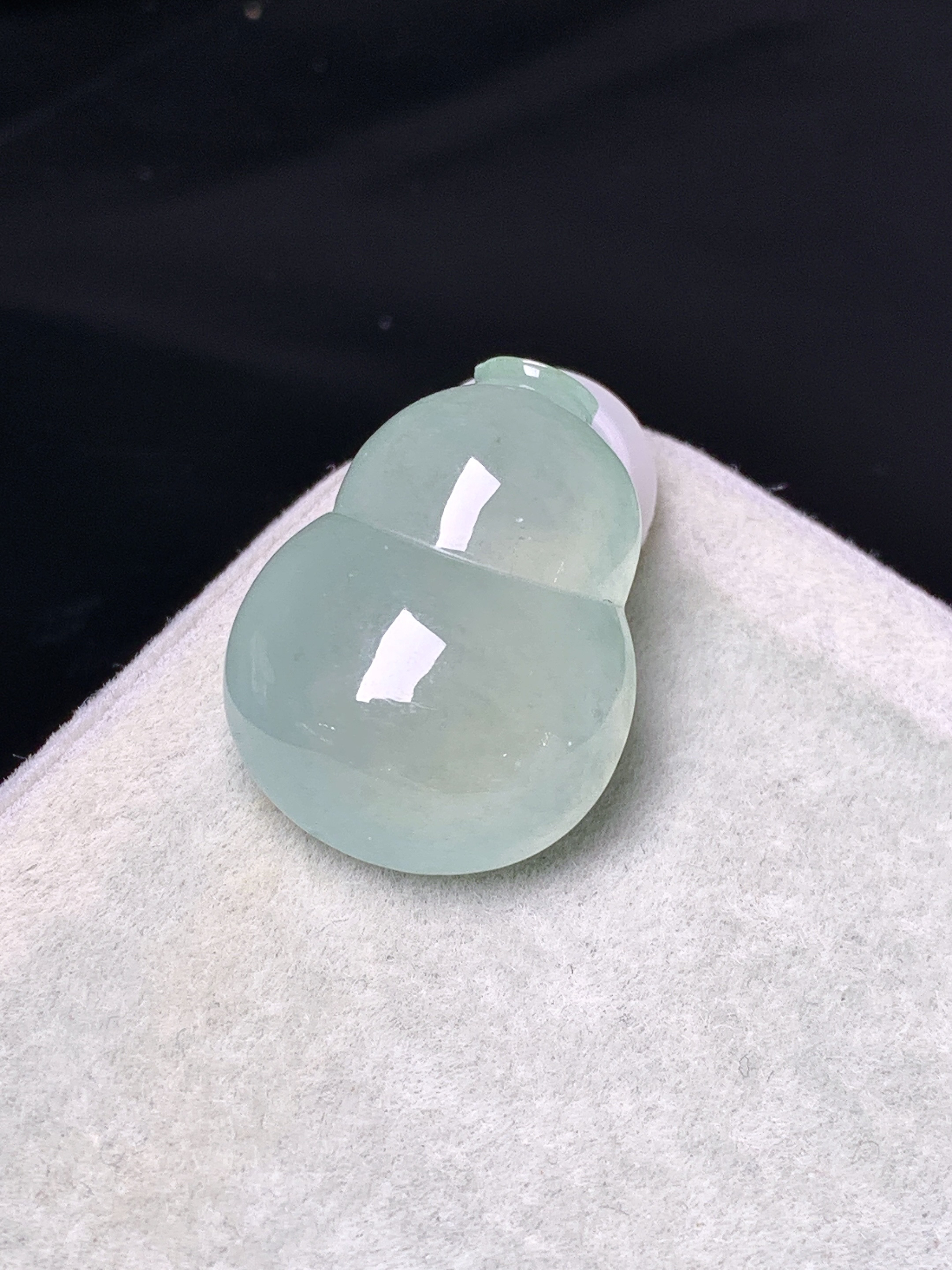冰种葫芦吊坠 玉质细腻 色泽艳丽清新 水润亮眼 整体尺寸19.6*15*8.6 y2