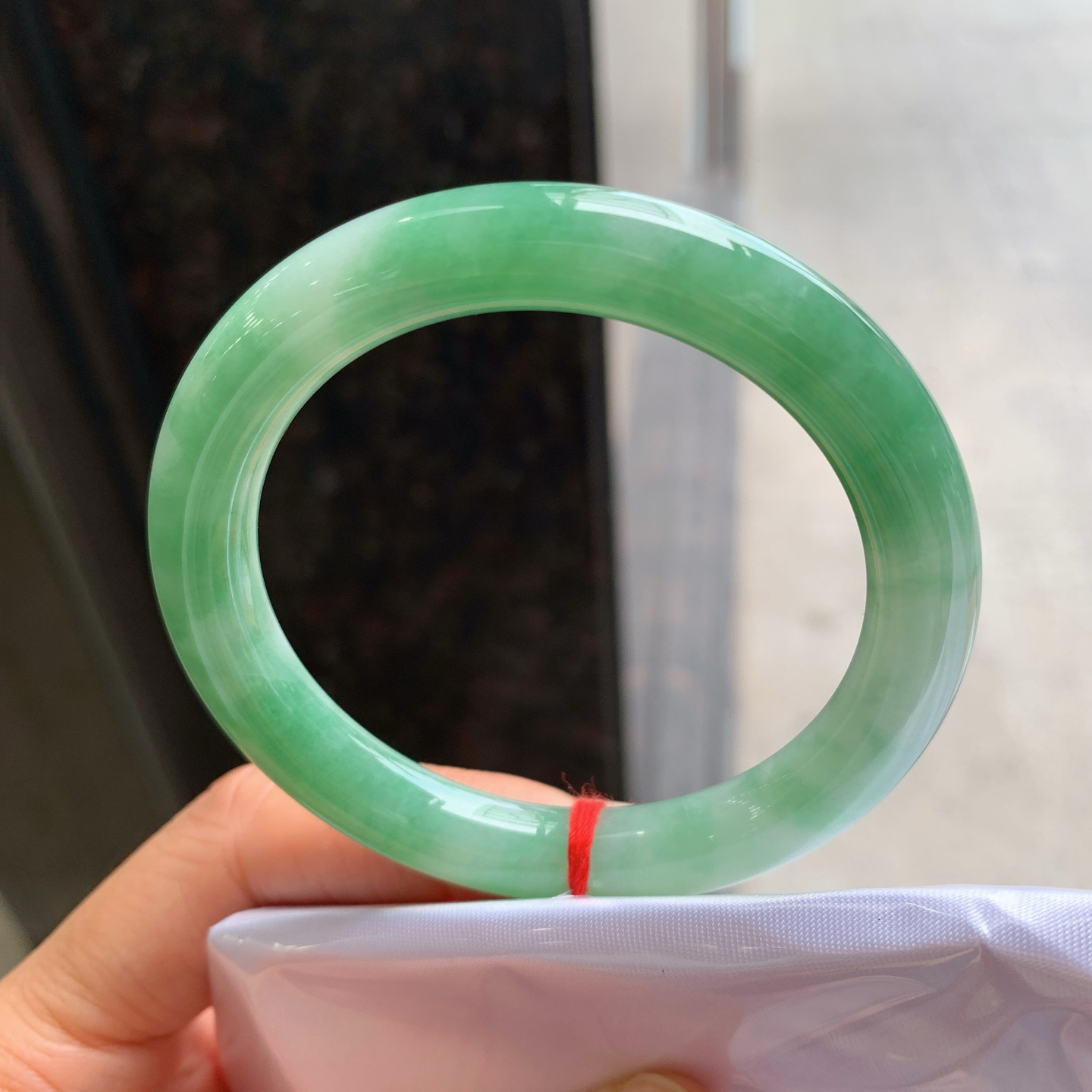 圆条飘绿 有纹 尺寸：53/9.2 细腻