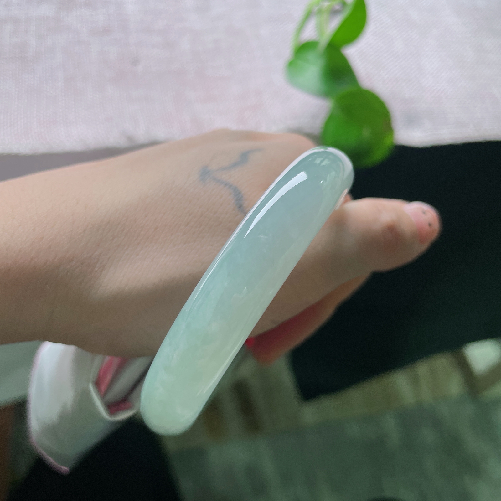 56.9/12.1/8.6，冰绿底正圈莹润晴水底玉镯通透起光，柔光萦绕，自带温润珠光宝气ss57173a