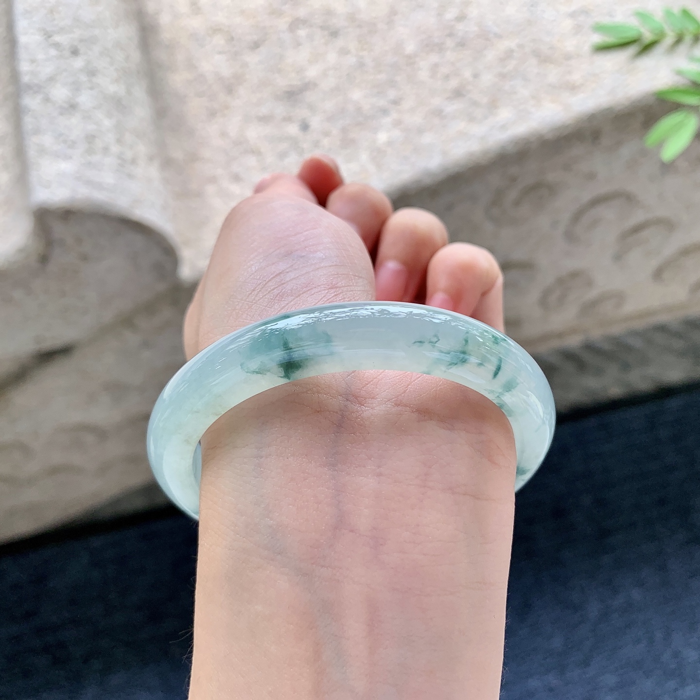 正圈55 56，圈口55.8/10.1/8，编码HJ081821，糯冰飘花，水润，种老，细腻，无裂。