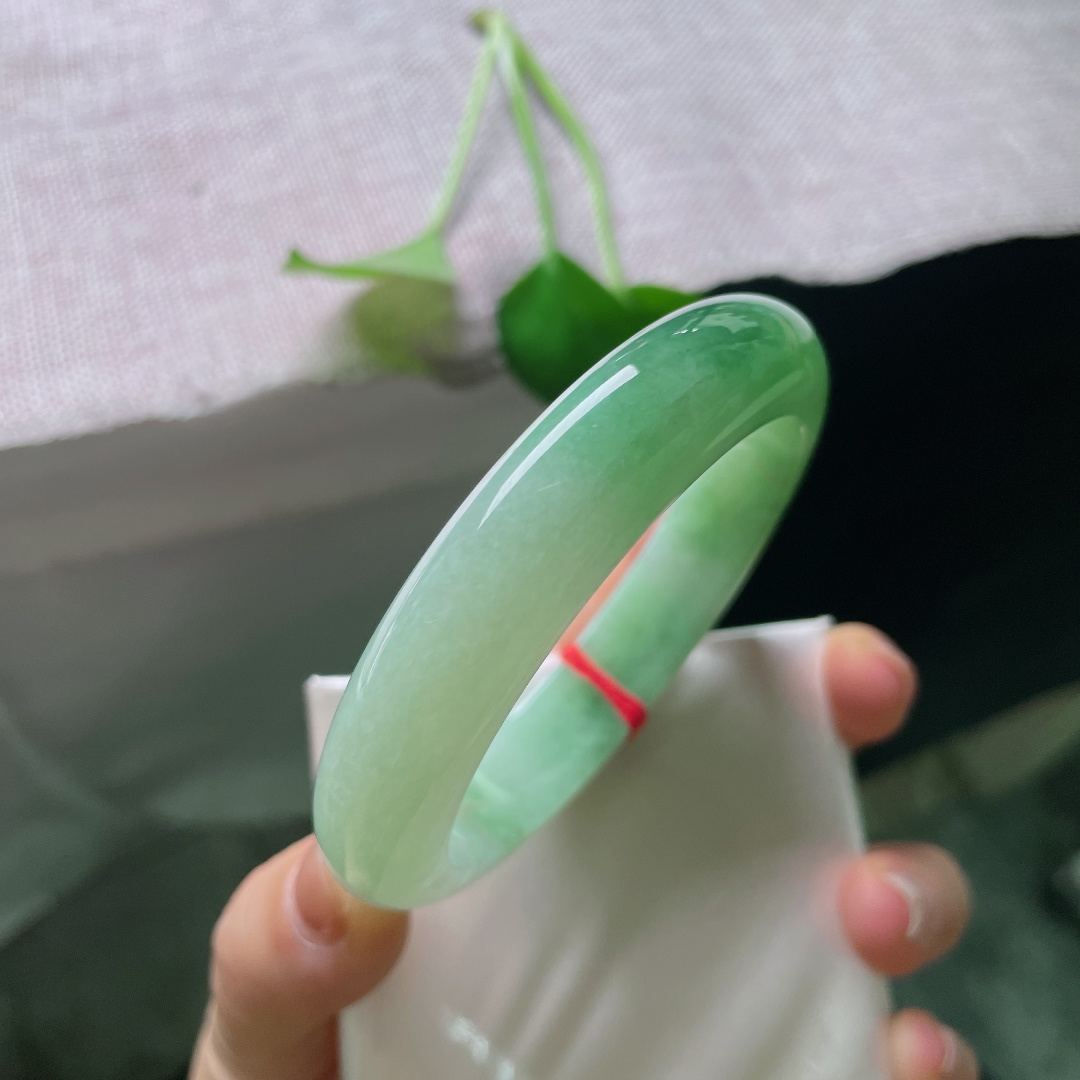 58.3/13.3/9.1，绿底正圈，一点晶体纹，一半清浅柔和，一半沉翠浓郁，色调缓缓交融，水光温润流转，自带沉静大气的东方意境。ss56762a