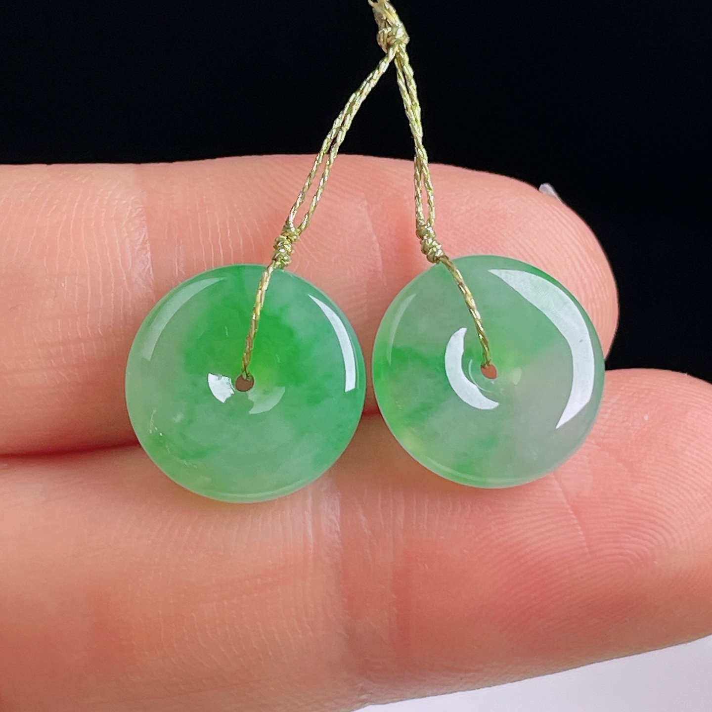 ️阳绿耳坠，老种起光，细底通透，尺寸：12.8/3.7mm0817