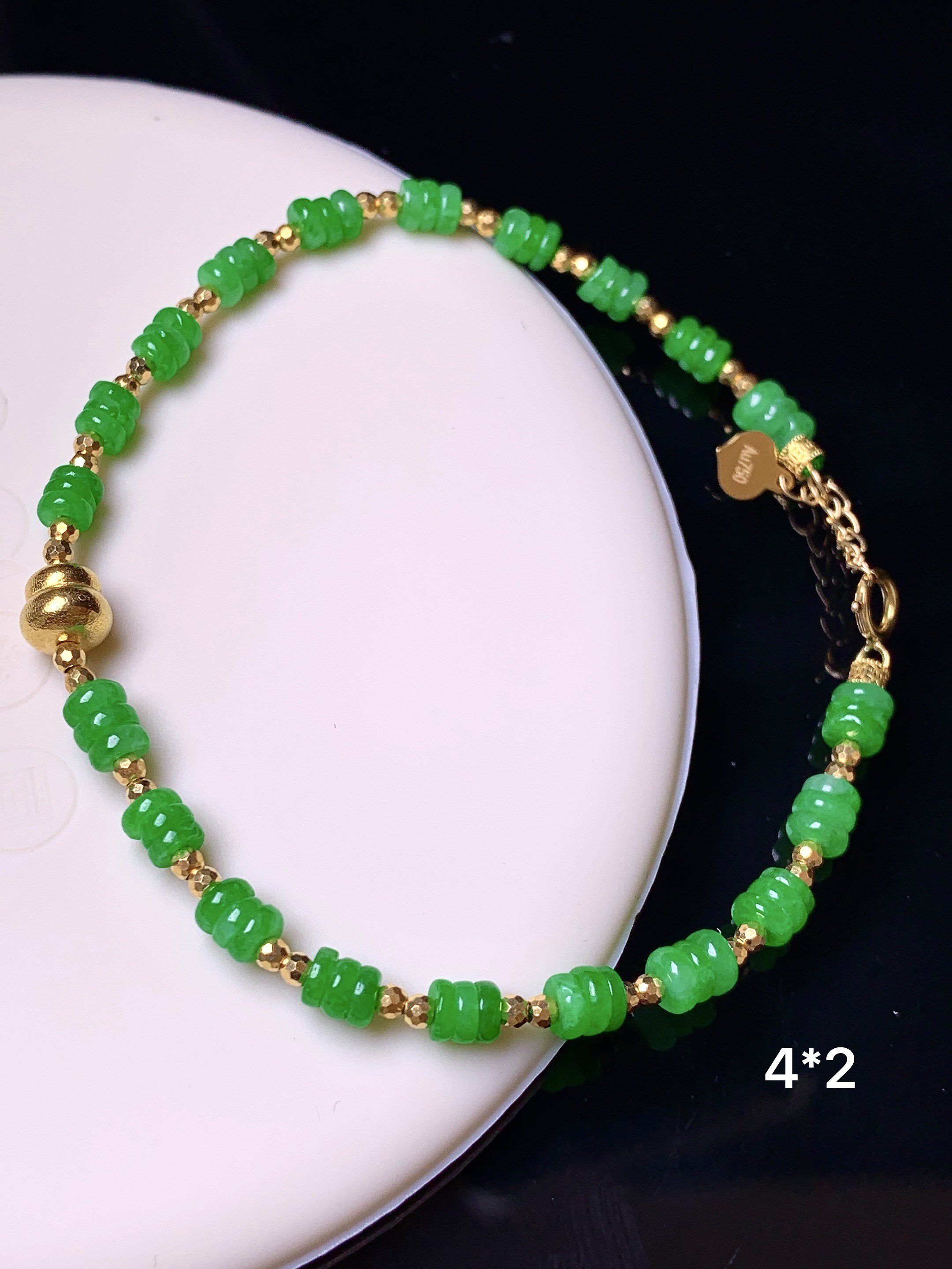 18k金镶嵌阳绿算盘珠手链 玉质细腻 色泽艳丽清新 水润亮眼 整体尺寸4*2 m5