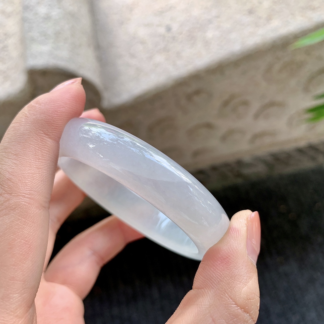正圈49 50，圈口50.7/12.2/7.3，编码FL081594，糯冰底色，水润，种老，细腻，有纹线