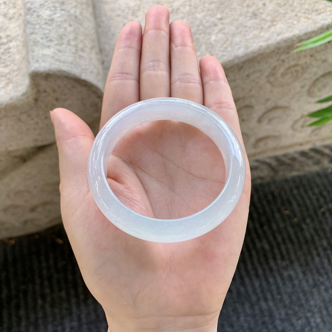 正圈49 50，圈口50.7/12.2/7.3，编码FL081594，糯冰底色，水润，种老，细腻，有纹线