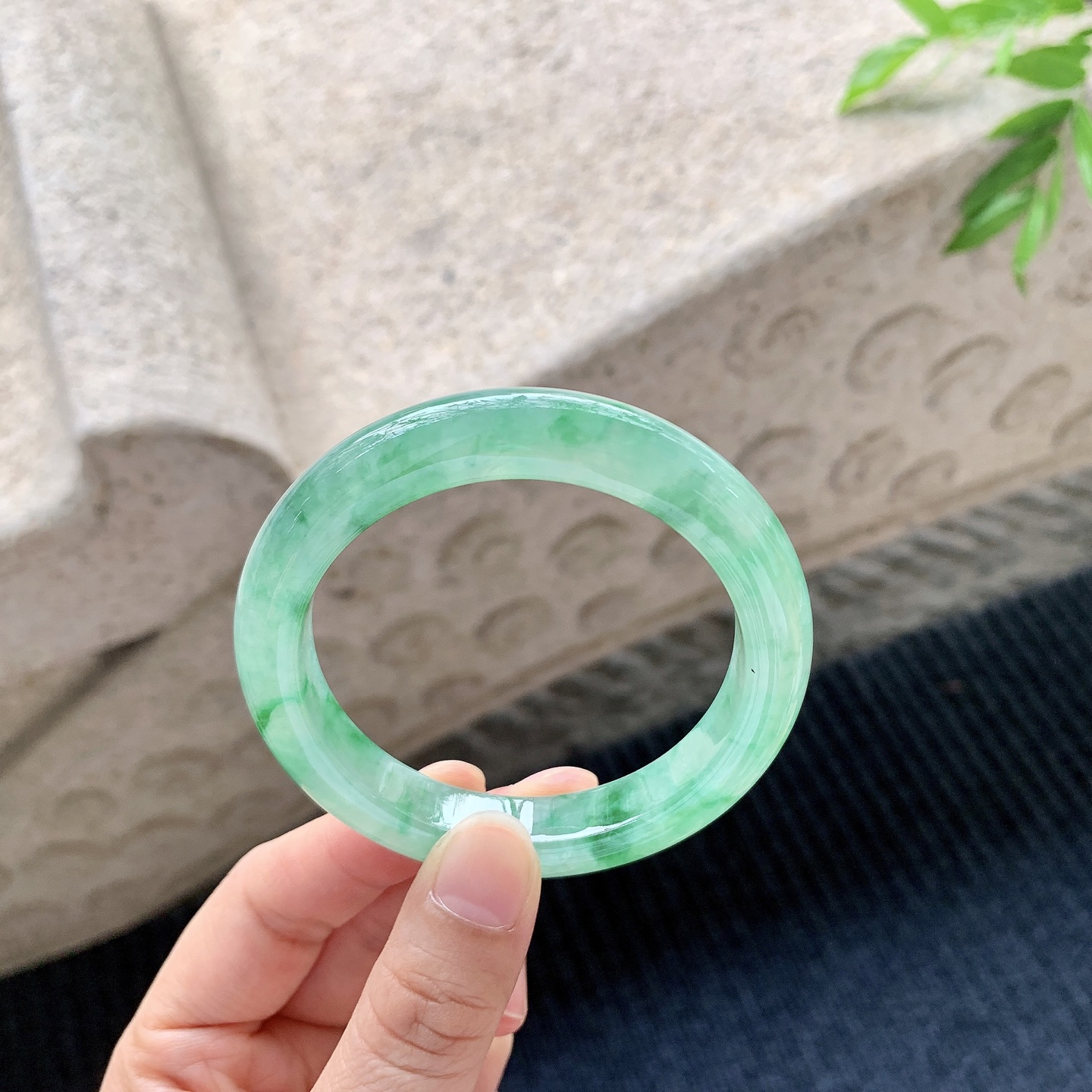 正圈51 52，圈口52.7/10/8.6，编码A1080663，描述糯冰飘绿，水润，种老，细腻，有晶体