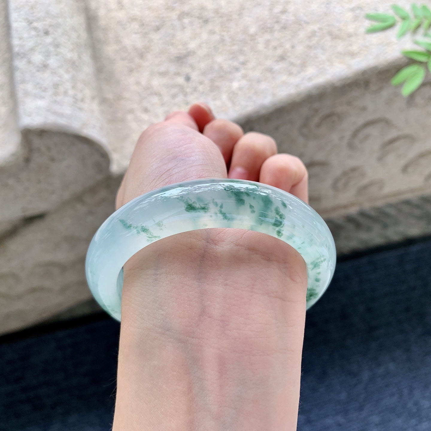 正圈55 56，圈口56.2/12.8/9.5，编码W6081725，冰飘花，清透，水润，种老，细腻，无裂。