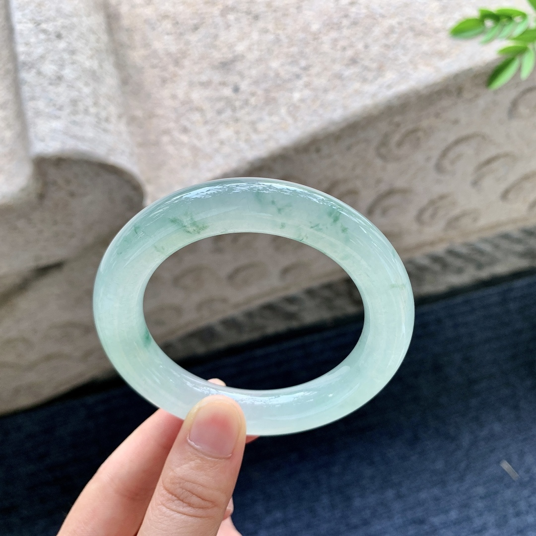 圆条54 55，圈口55/11.7/11.2，编码A1081622，冰晴底飘花，清透，水润，种老，细腻，打灯有絮线