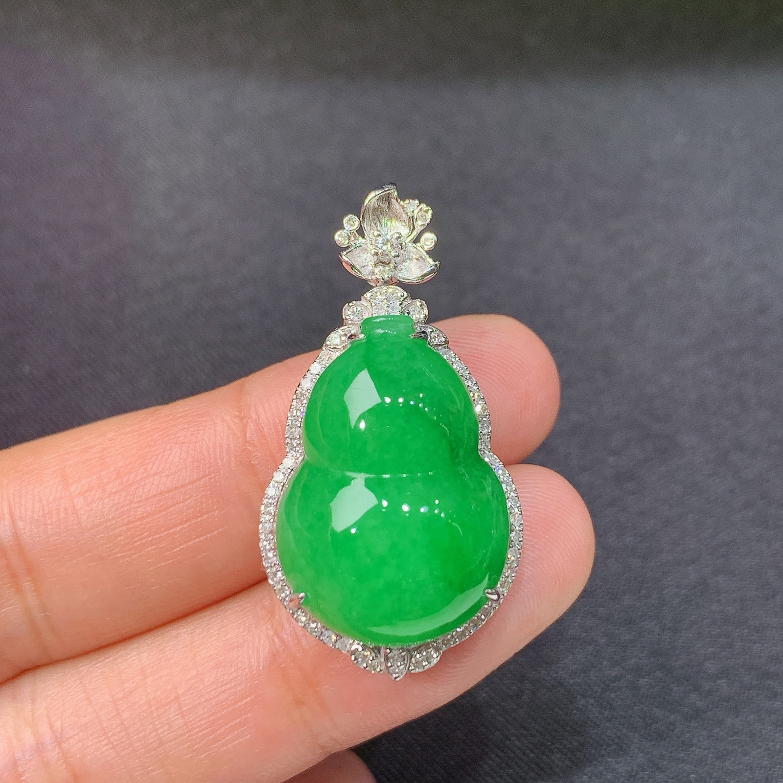 阳绿葫芦吊坠，18k金镶嵌，冰润色阳，玉质细腻，种水足，Di 尺寸33.7*18*12.4