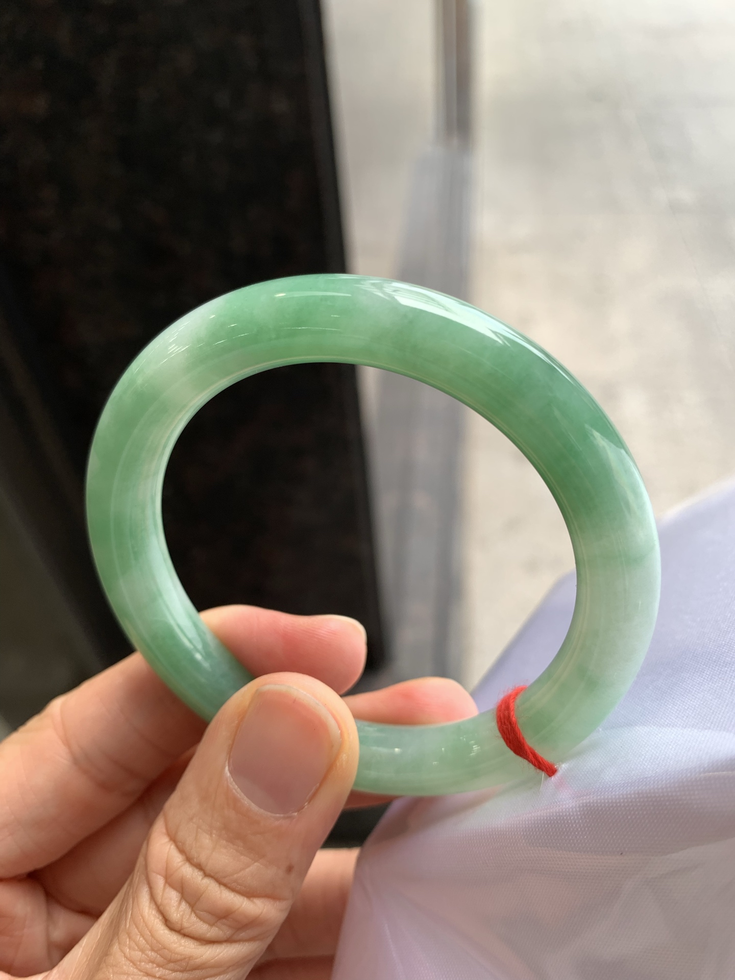 圆条飘绿 有纹 尺寸：53/9.2 细腻