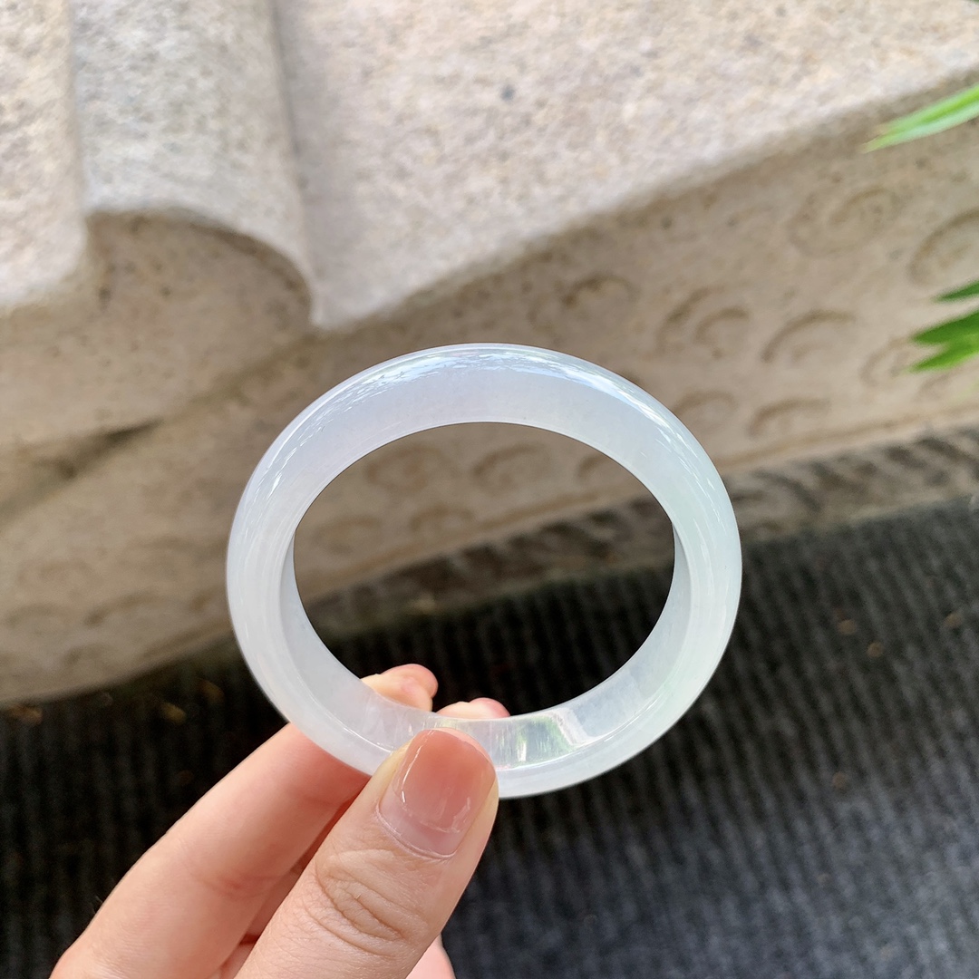 正圈49 50，圈口50.7/12.2/7.3，编码FL081594，糯冰底色，水润，种老，细腻，有纹线