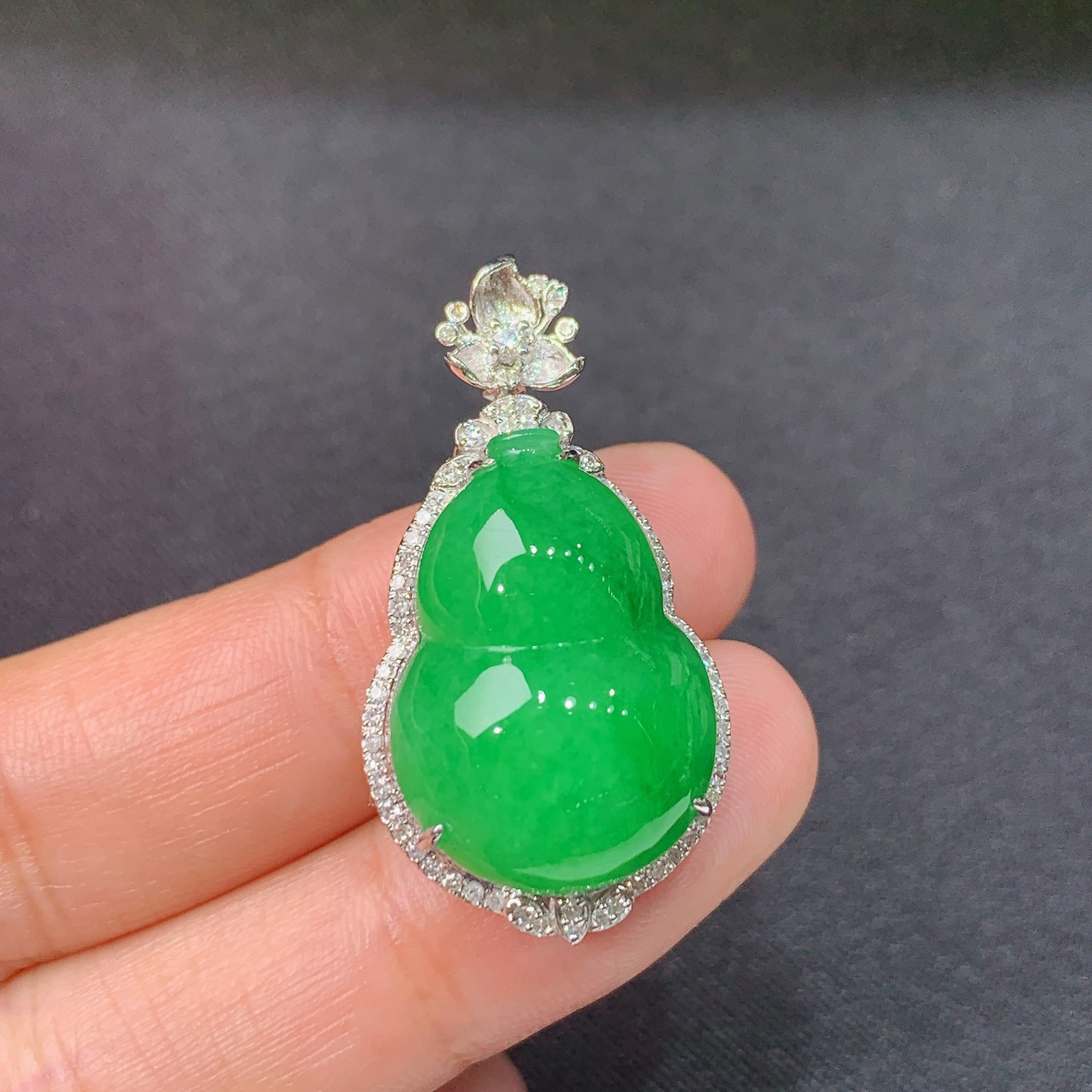 阳绿葫芦吊坠，18k金镶嵌，冰润色阳，玉质细腻，种水足，Di 尺寸33.7*18*12.4