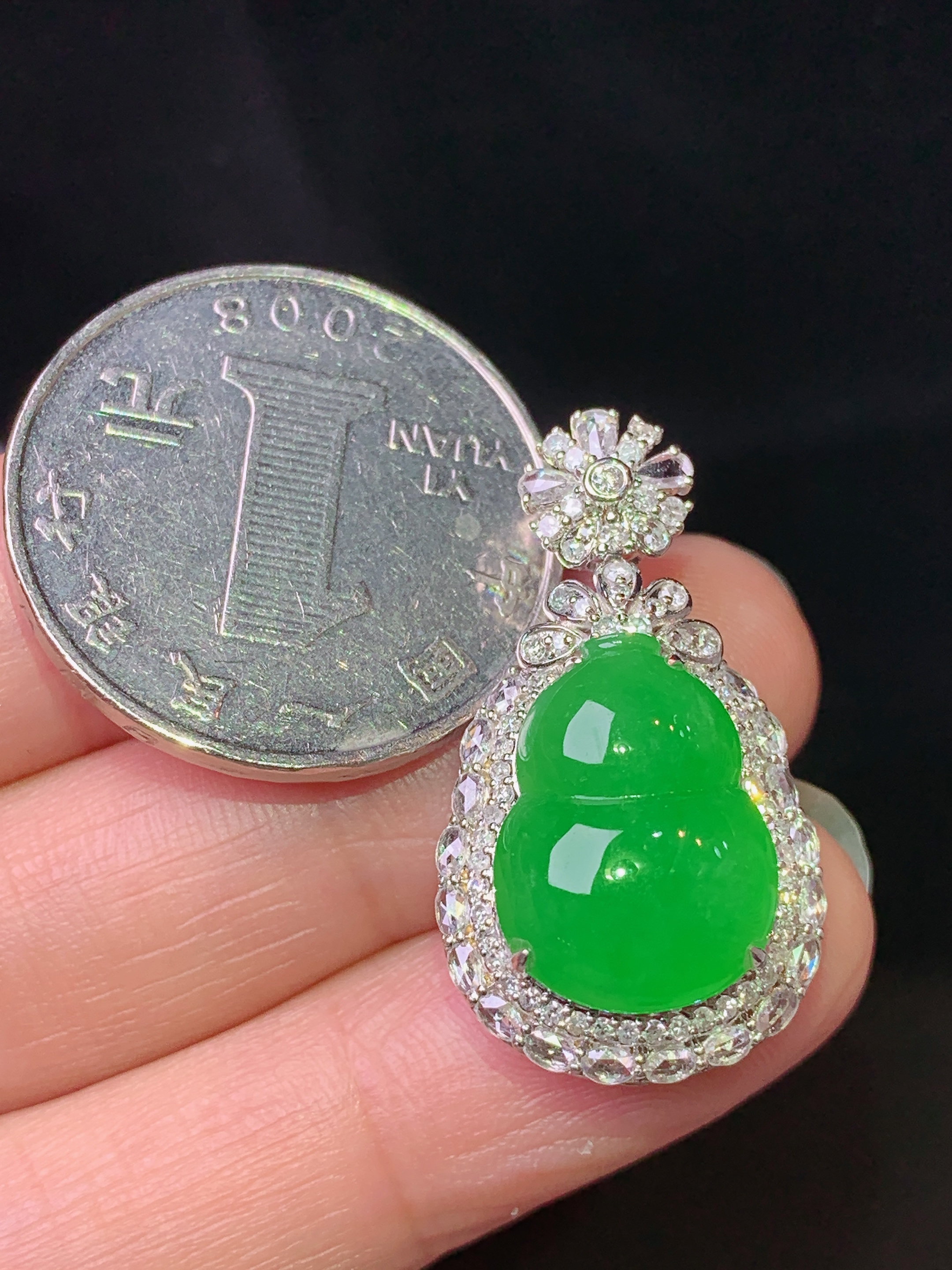 18k金钻镶嵌满绿葫芦吊坠 玉质细腻 色泽艳丽清新 水润亮眼 整体尺寸29*16.2*10.2 h1