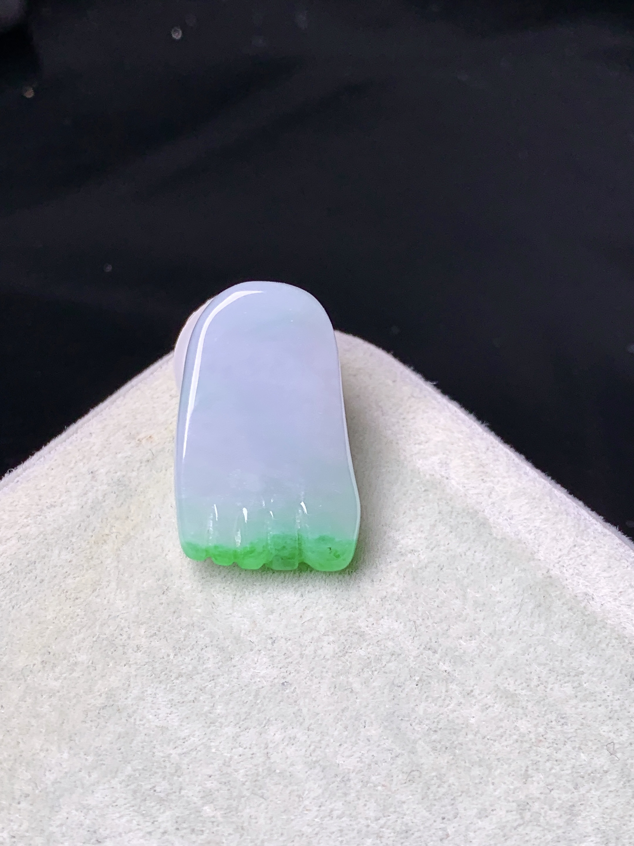 飘绿脚丫吊坠 玉质细腻 色泽艳丽清新 水润亮眼 整体尺寸18*11.8*6.3 y2