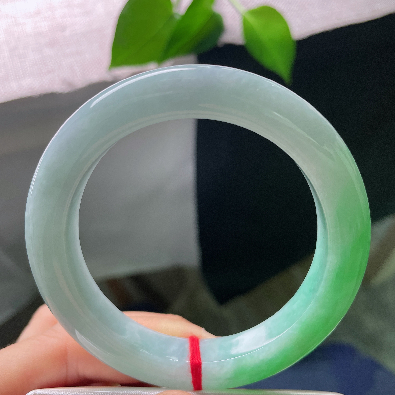 秒杀特惠#56.8/11.1/10.3，飘绿正圈，皮纹，半圈浓郁鲜亮的正阳绿晕染玉身，翠色饱满明媚，