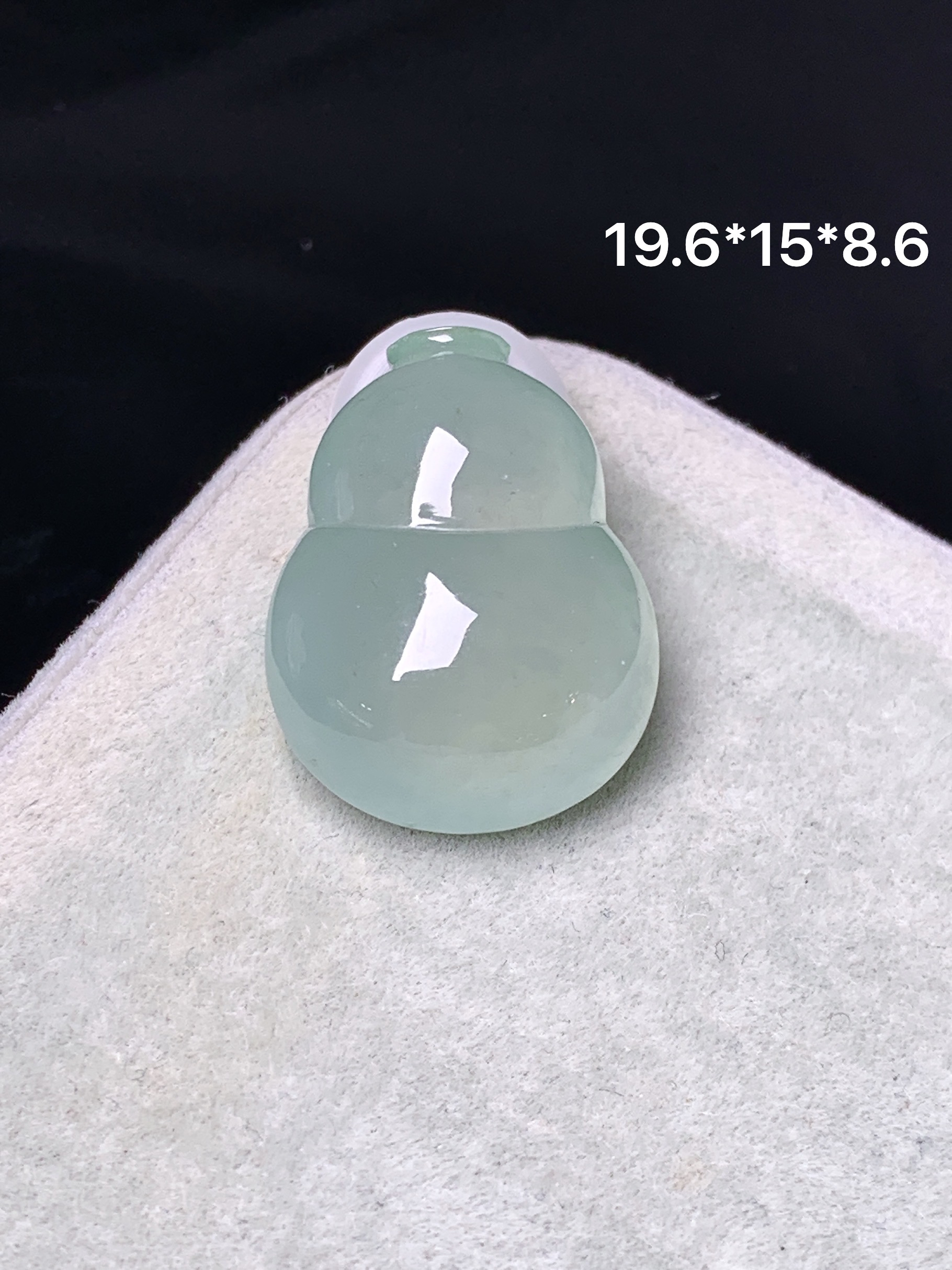 冰种葫芦吊坠 玉质细腻 色泽艳丽清新 水润亮眼 整体尺寸19.6*15*8.6 y2