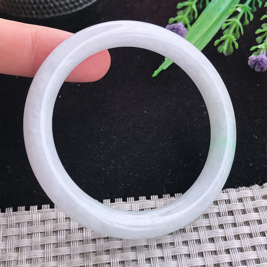 实拍A货翡翠54/8.2/8.5老坑秀气飘绿圆条手镯天然玉镯平安镯女款
