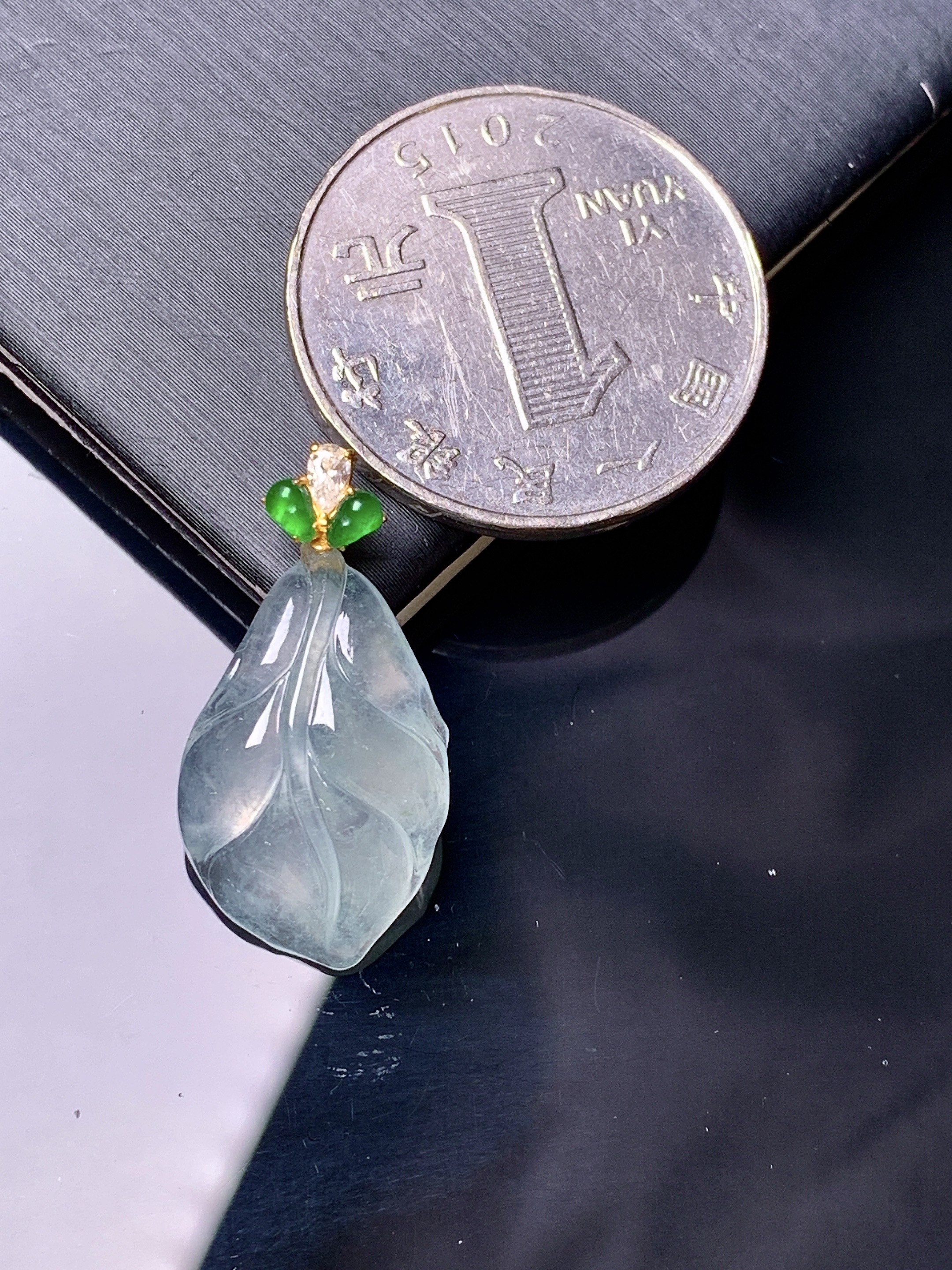 18k金钻镶嵌冰种树叶吊坠 玉质细腻 色泽艳丽清新  水润亮眼 整体尺寸25.5*13.2*5.2 z1
