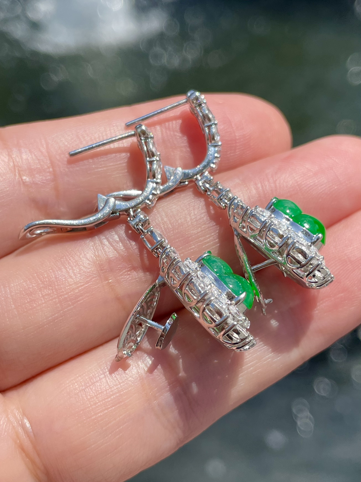 【冰种满绿葫芦耳坠】质地冰透细腻，光泽度很好，厚度不错，颜色很纯正。收藏品质，18k金钻镶嵌，裸石尺寸9.5*7*4毫米