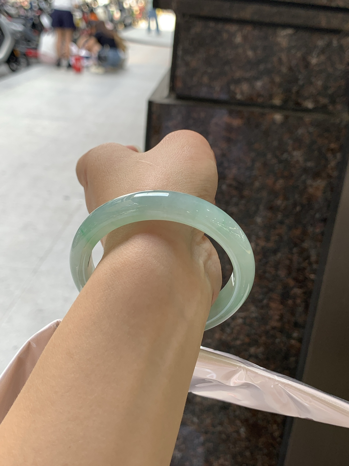 飘阳绿正圈55.8-11.5-7.7鲜艳得像新冒头的嫩芽，灵动清新，即柔和又充满生机。