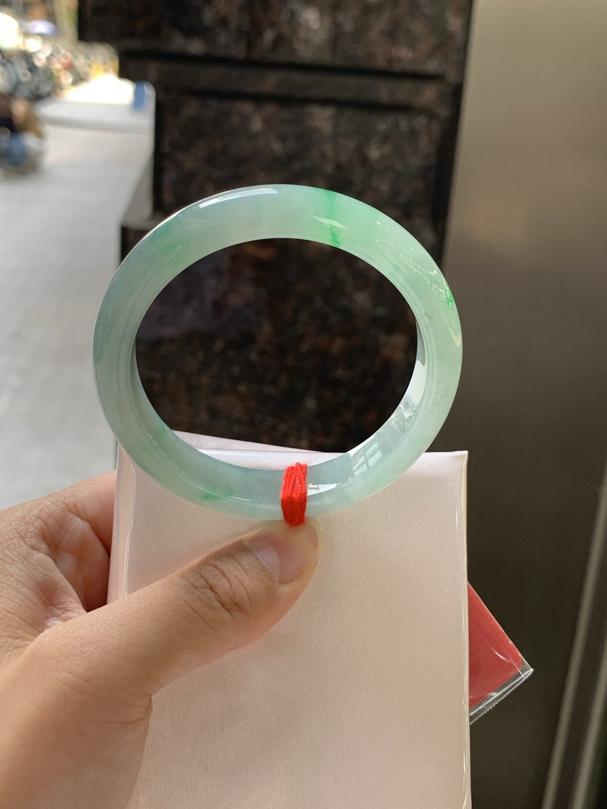 飘阳绿正圈55.8-11.5-7.7鲜艳得像新冒头的嫩芽，灵动清新，即柔和又充满生机。