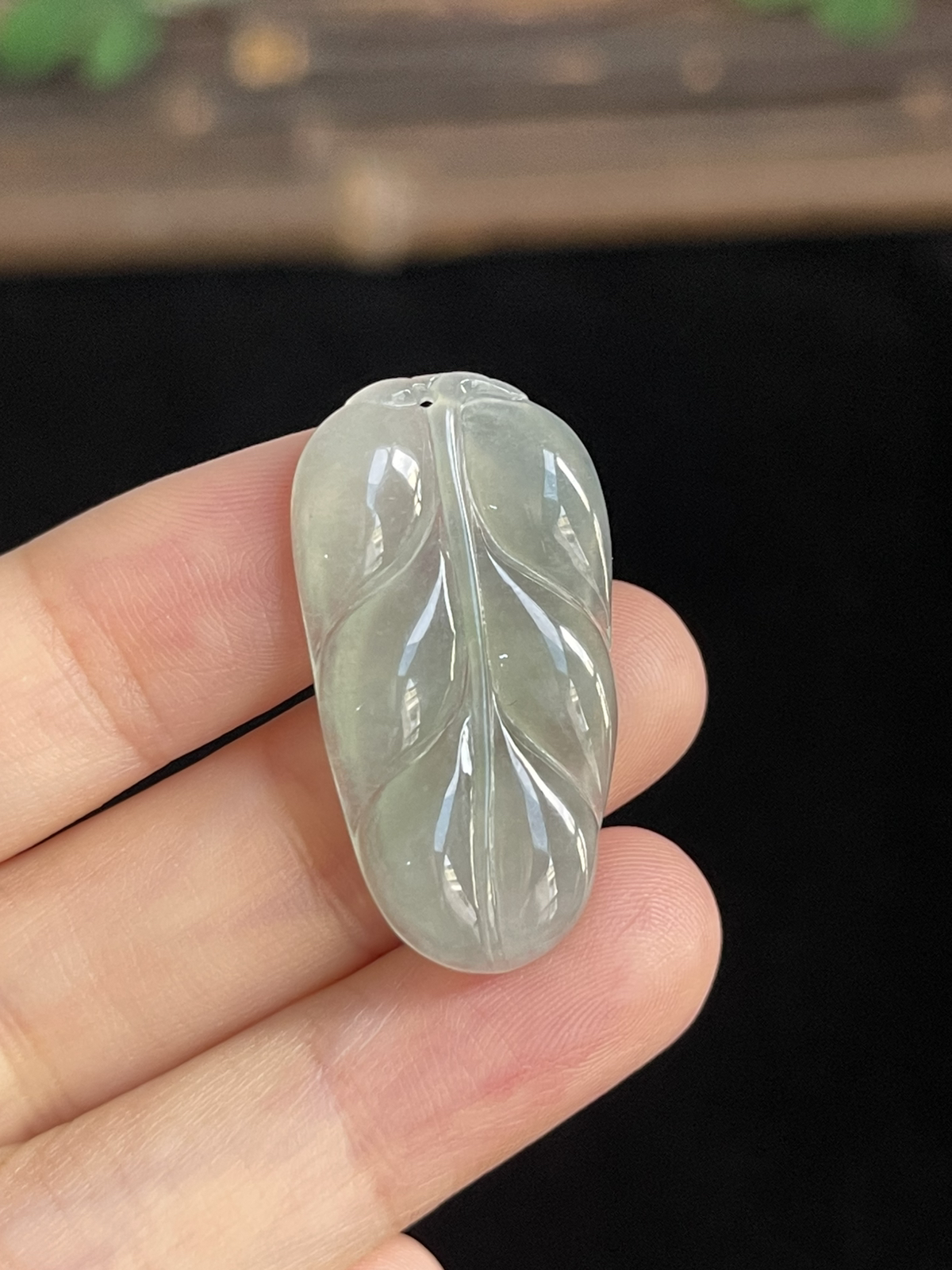翡翠冰糯种淡绿色叶子