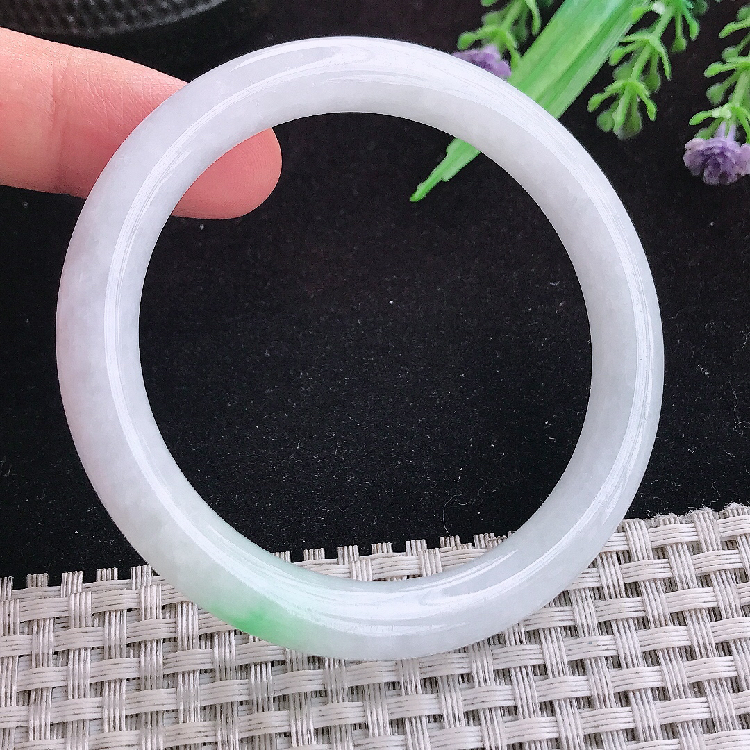 实拍A货翡翠54/8.2/8.5老坑秀气飘绿圆条手镯天然玉镯平安镯女款