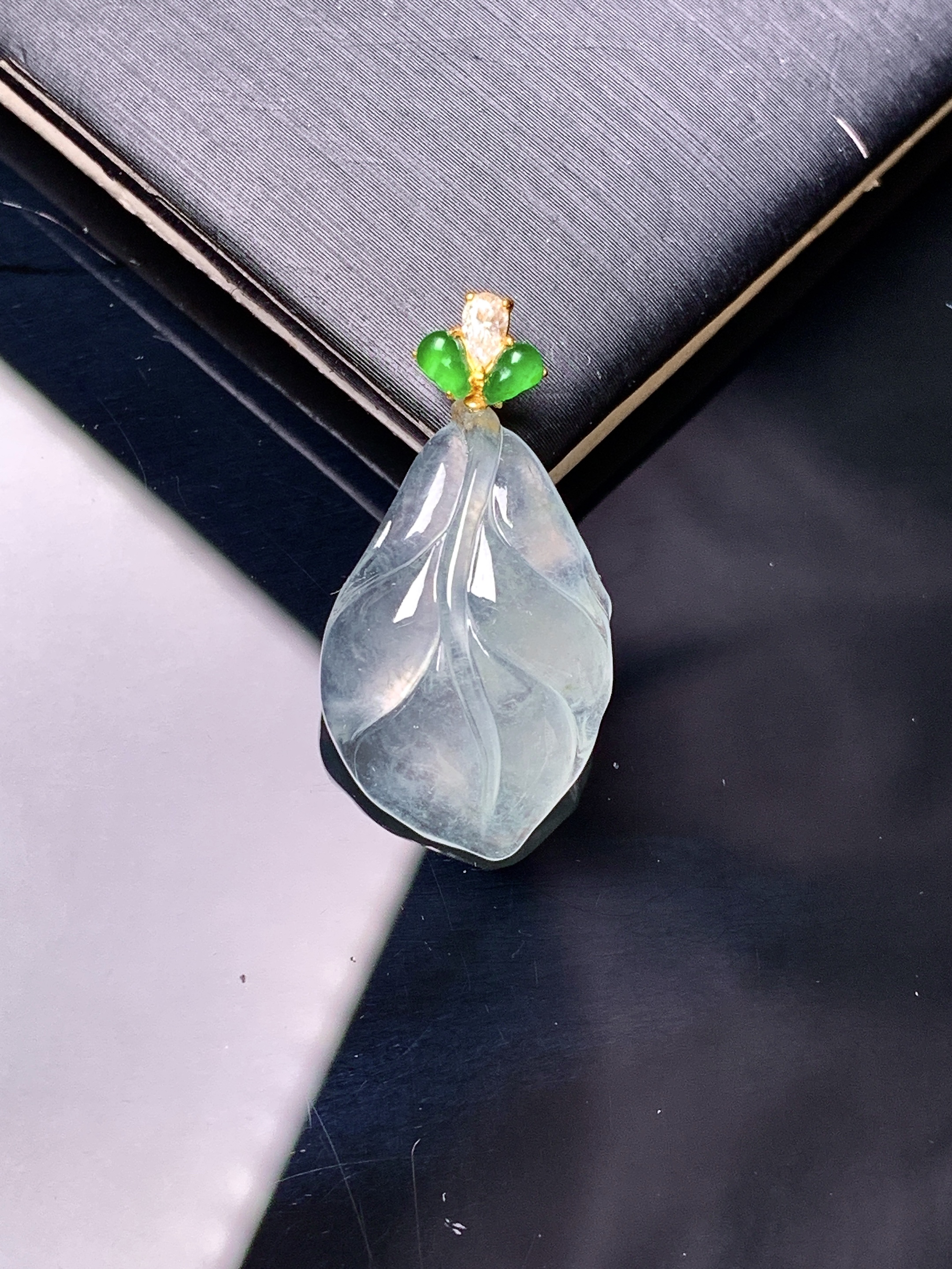 18k金钻镶嵌冰种树叶吊坠 玉质细腻 色泽艳丽清新  水润亮眼 整体尺寸25.5*13.2*5.2 