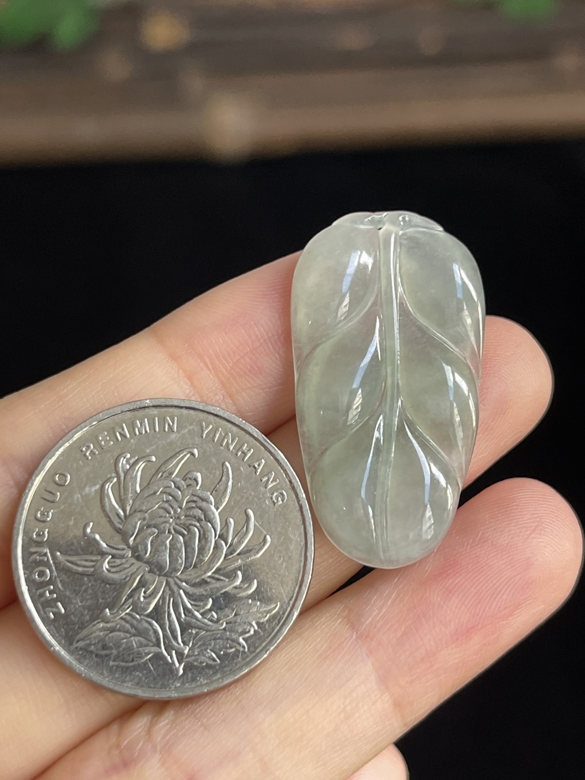翡翠冰糯种淡绿色叶子