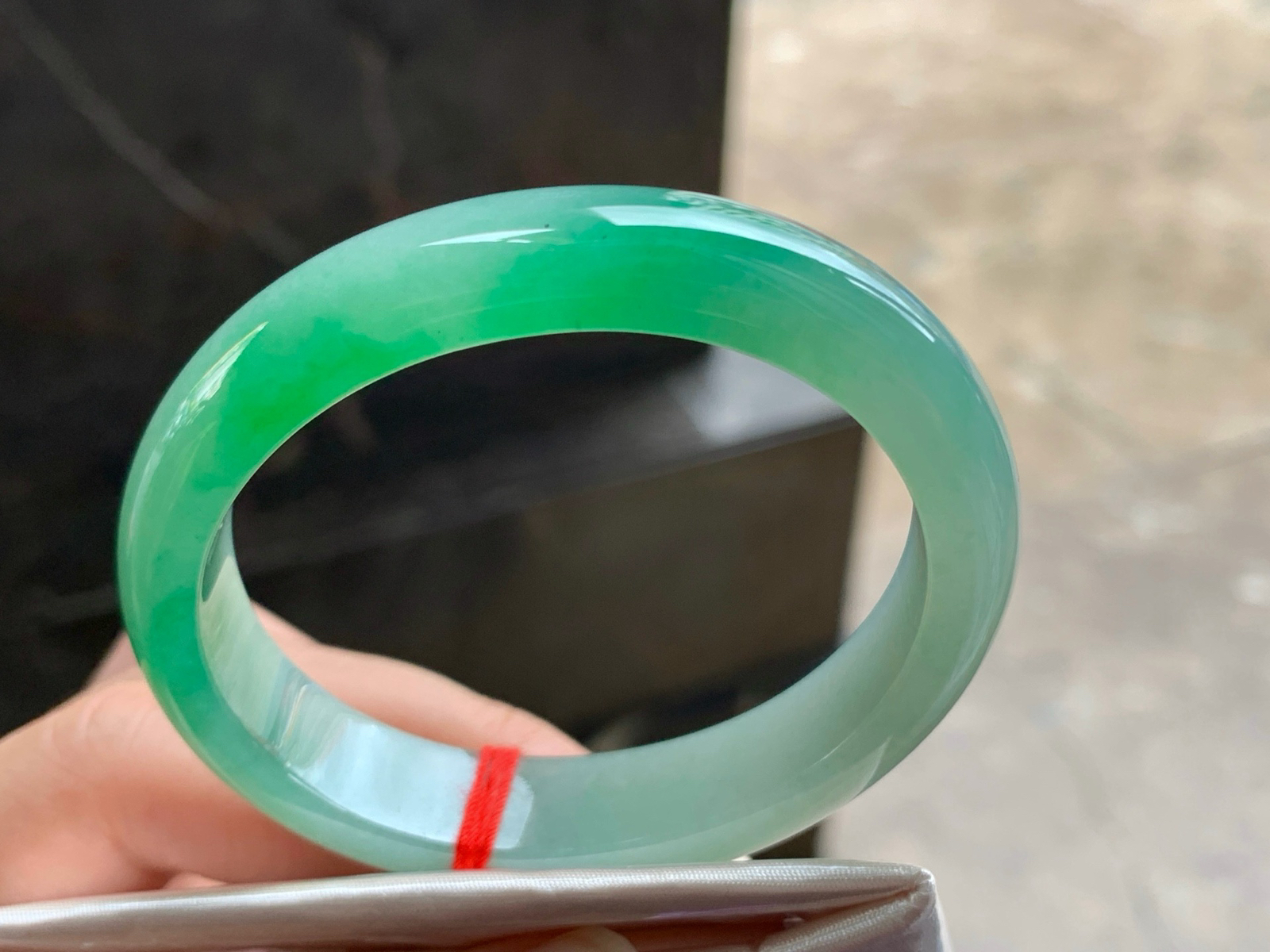 53.2-12-7.2
晴绿贵妃手镯^_^色阳 正圈51可以带