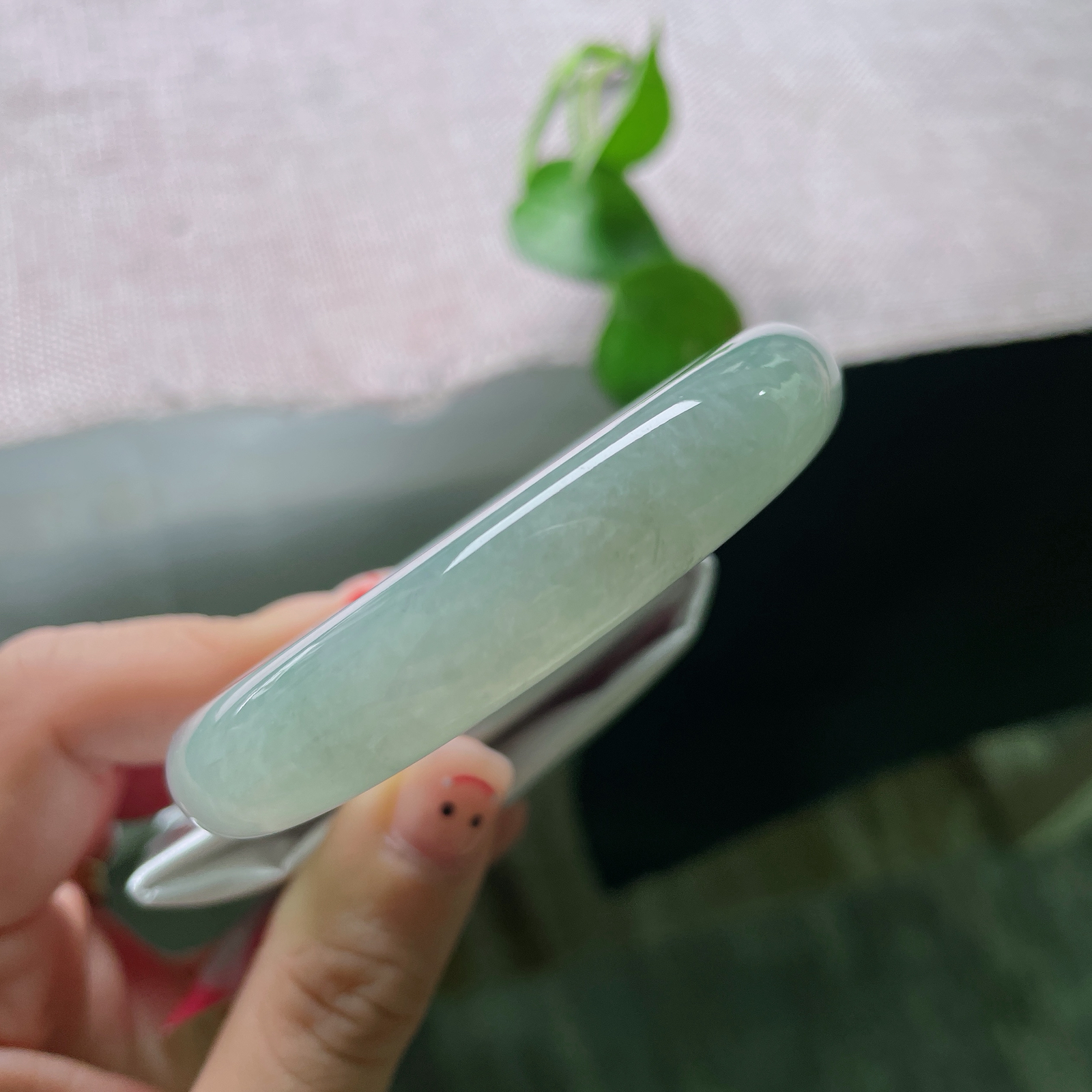 56.9/12.1/8.6，冰绿底正圈莹润晴水底玉镯通透起光，柔光萦绕，自带温润珠光宝气ss57173a