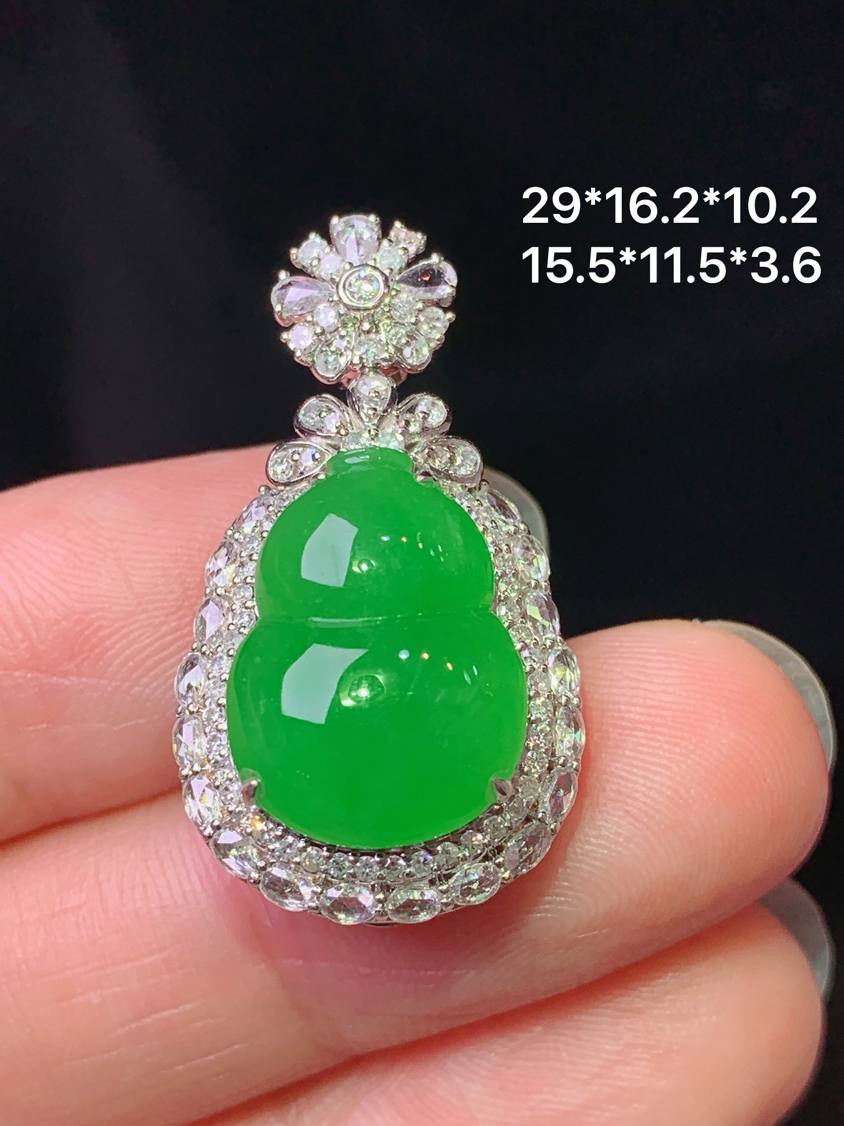 18k金钻镶嵌满绿葫芦吊坠 玉质细腻 色泽艳丽清新 水润亮眼 整体尺寸29*16.2*10.2 h1