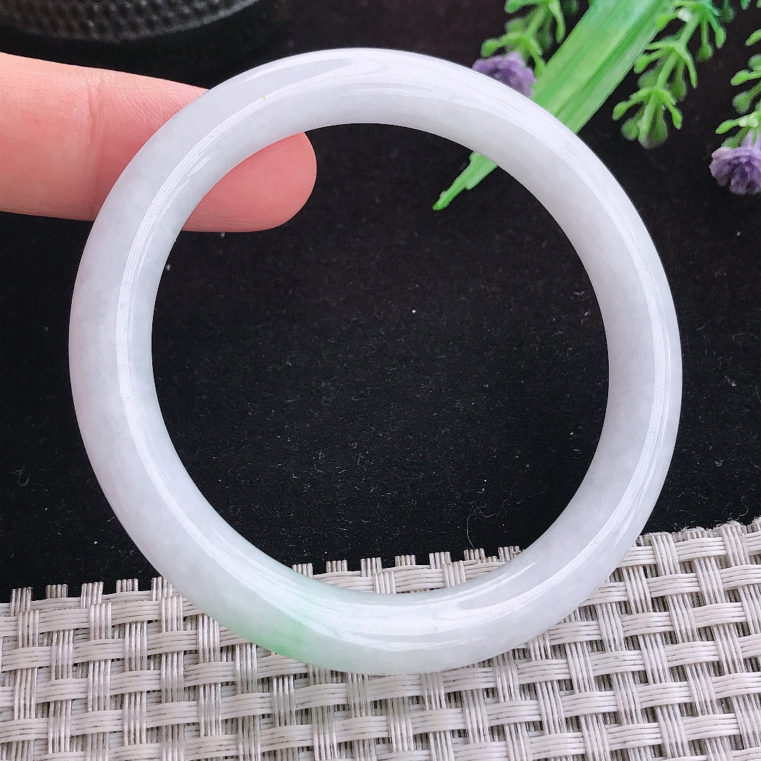 实拍A货翡翠54/8.2/8.5老坑秀气飘绿圆条手镯天然玉镯平安镯女款