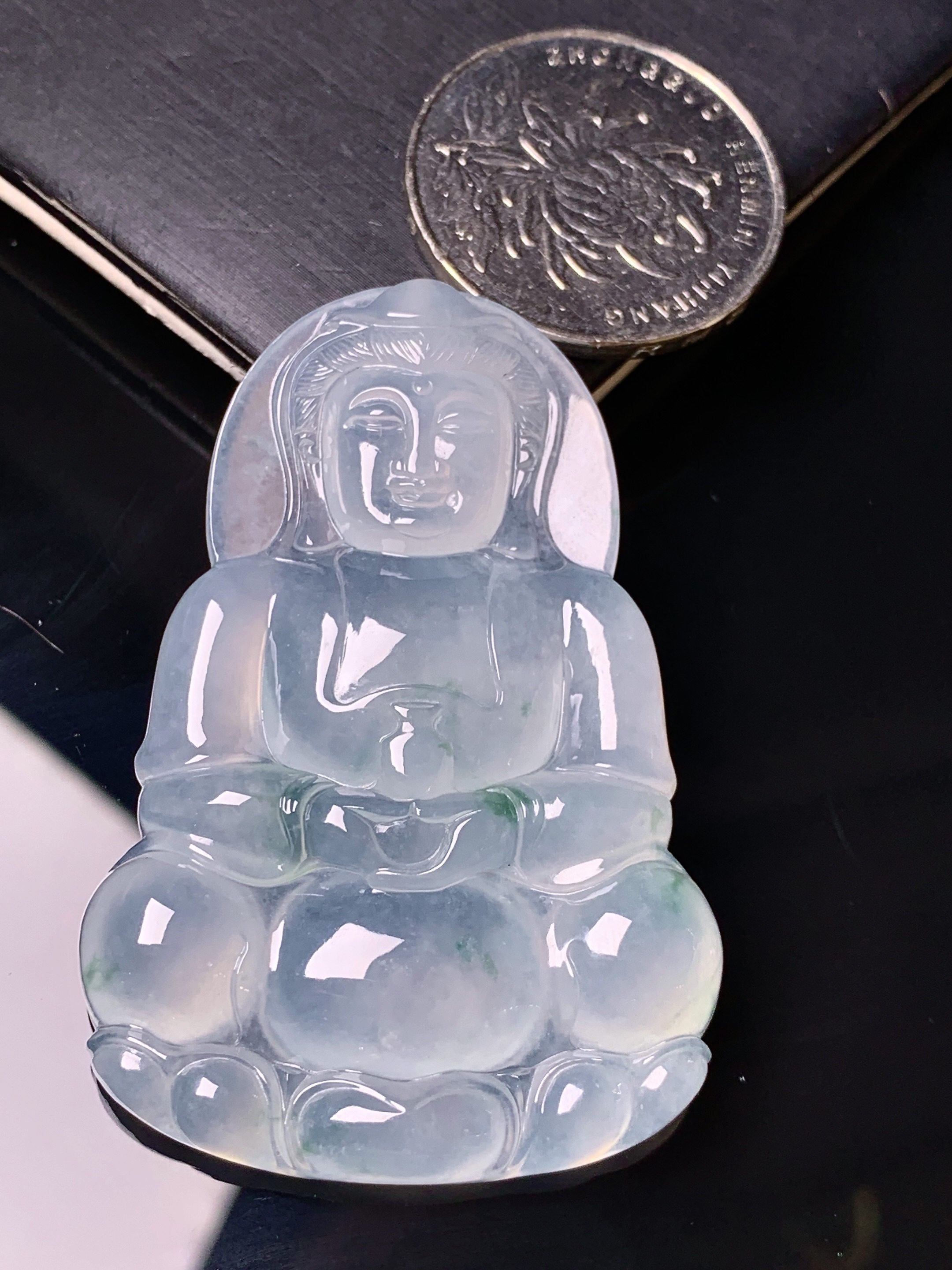 冰种观音菩萨吊坠 玉质细腻 色泽艳丽清新 水润亮眼 整体尺寸52.8*36*6.2 i2