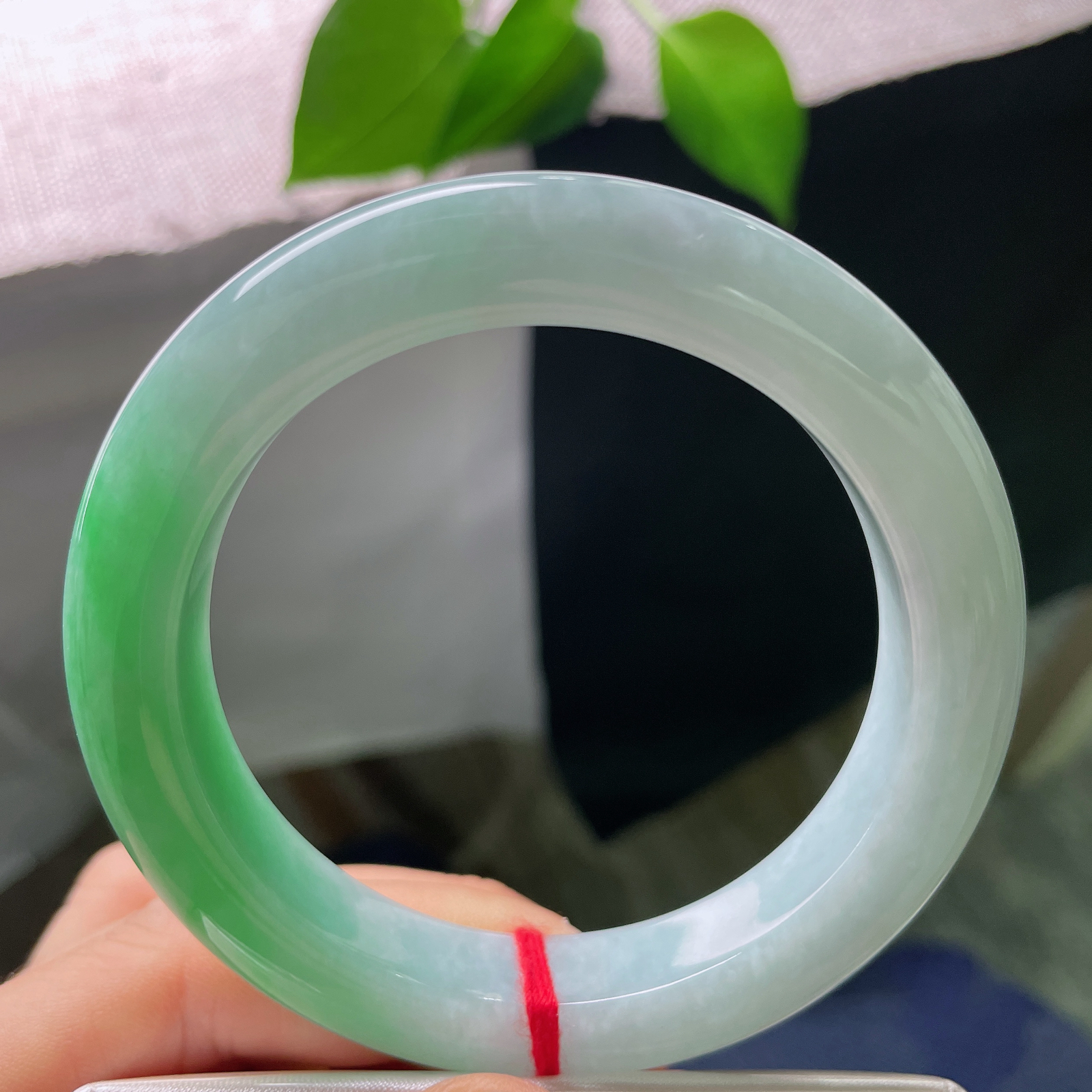 秒杀特惠#56.8/11.1/10.3，飘绿正圈，皮纹，半圈浓郁鲜亮的正阳绿晕染玉身，翠色饱满明媚，冷暖相融，上手显贵气，明媚大方。ss56794a