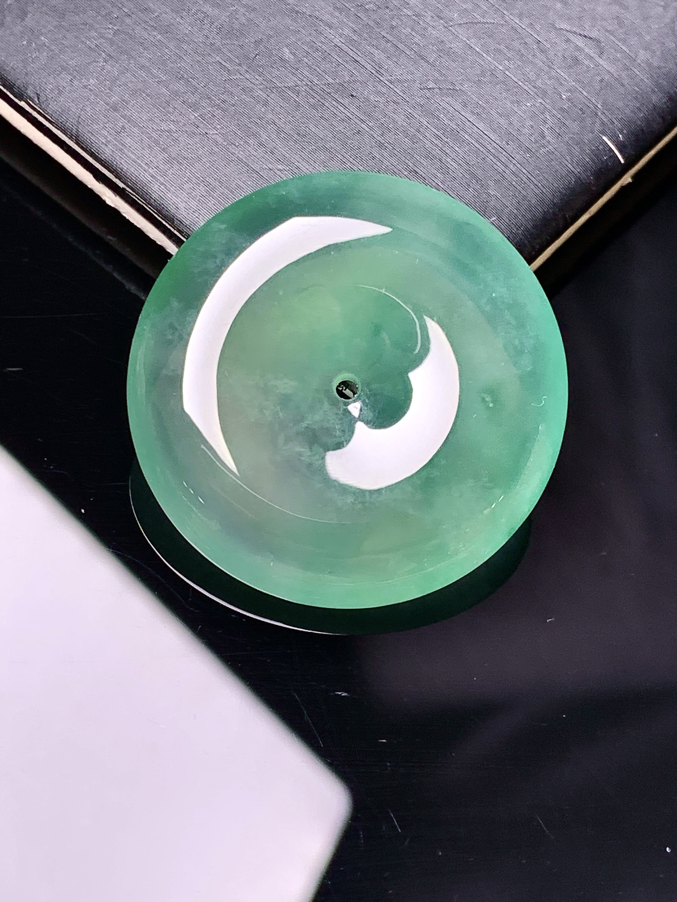 冰飘绿平安扣吊坠 玉质细腻 色泽艳丽清新 水润亮眼 整体尺寸28.8*6.3 y2