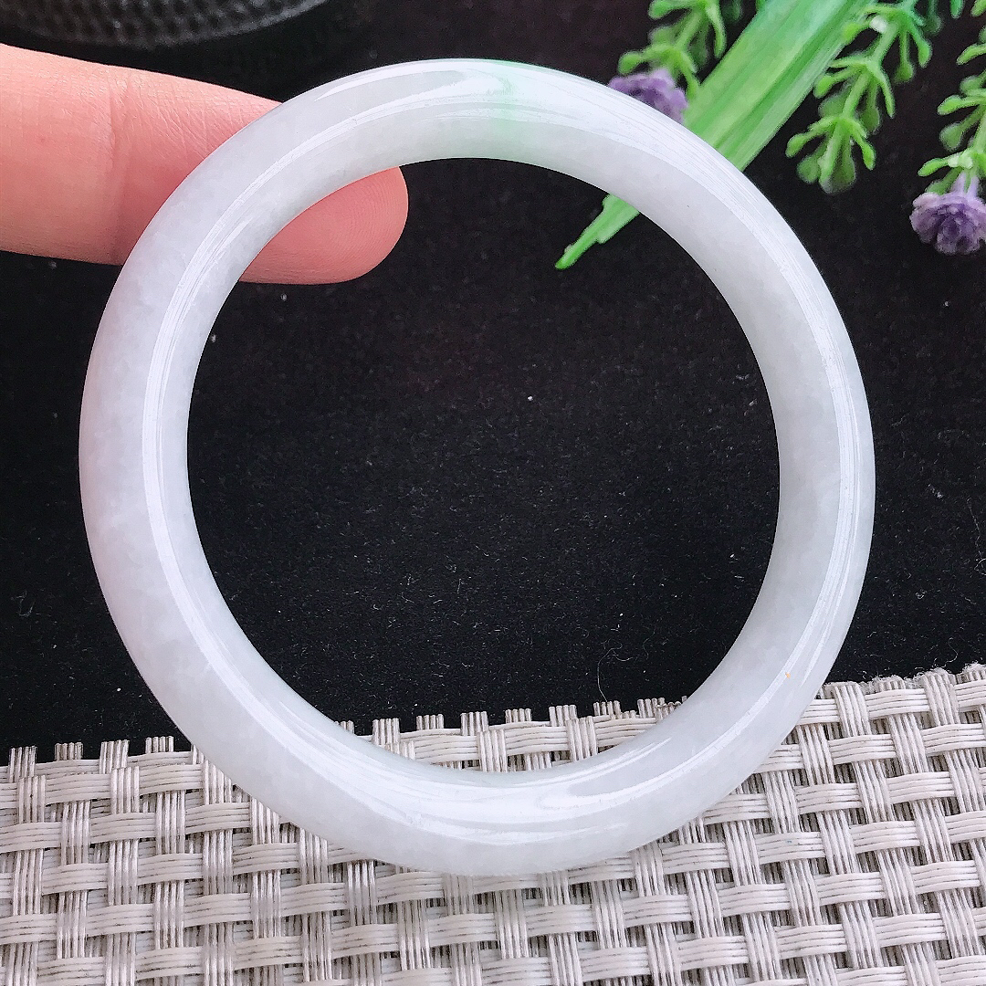 实拍A货翡翠54/8.2/8.5老坑秀气飘绿圆条手镯天然玉镯平安镯女款