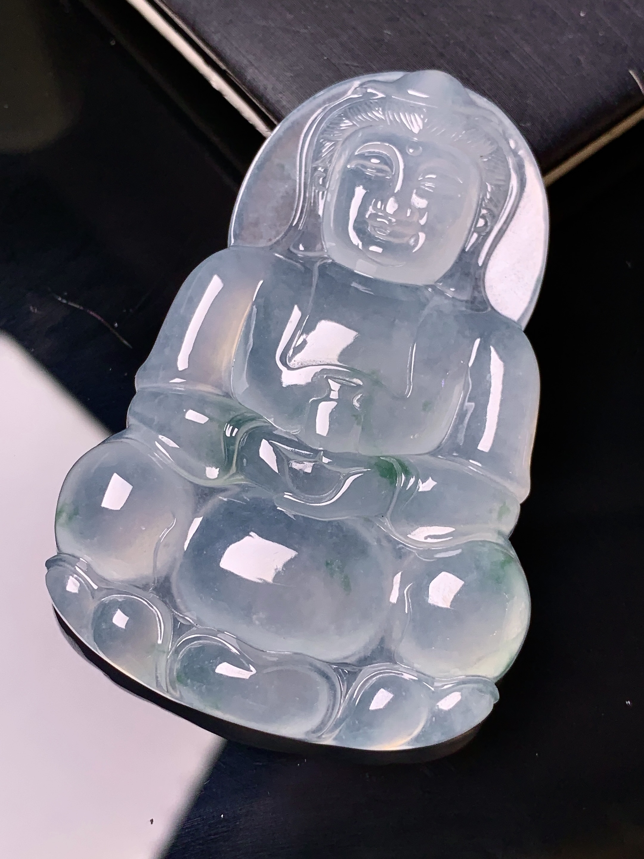 冰种观音菩萨吊坠 玉质细腻 色泽艳丽清新 水润亮眼 整体尺寸52.8*36*6.2 i2