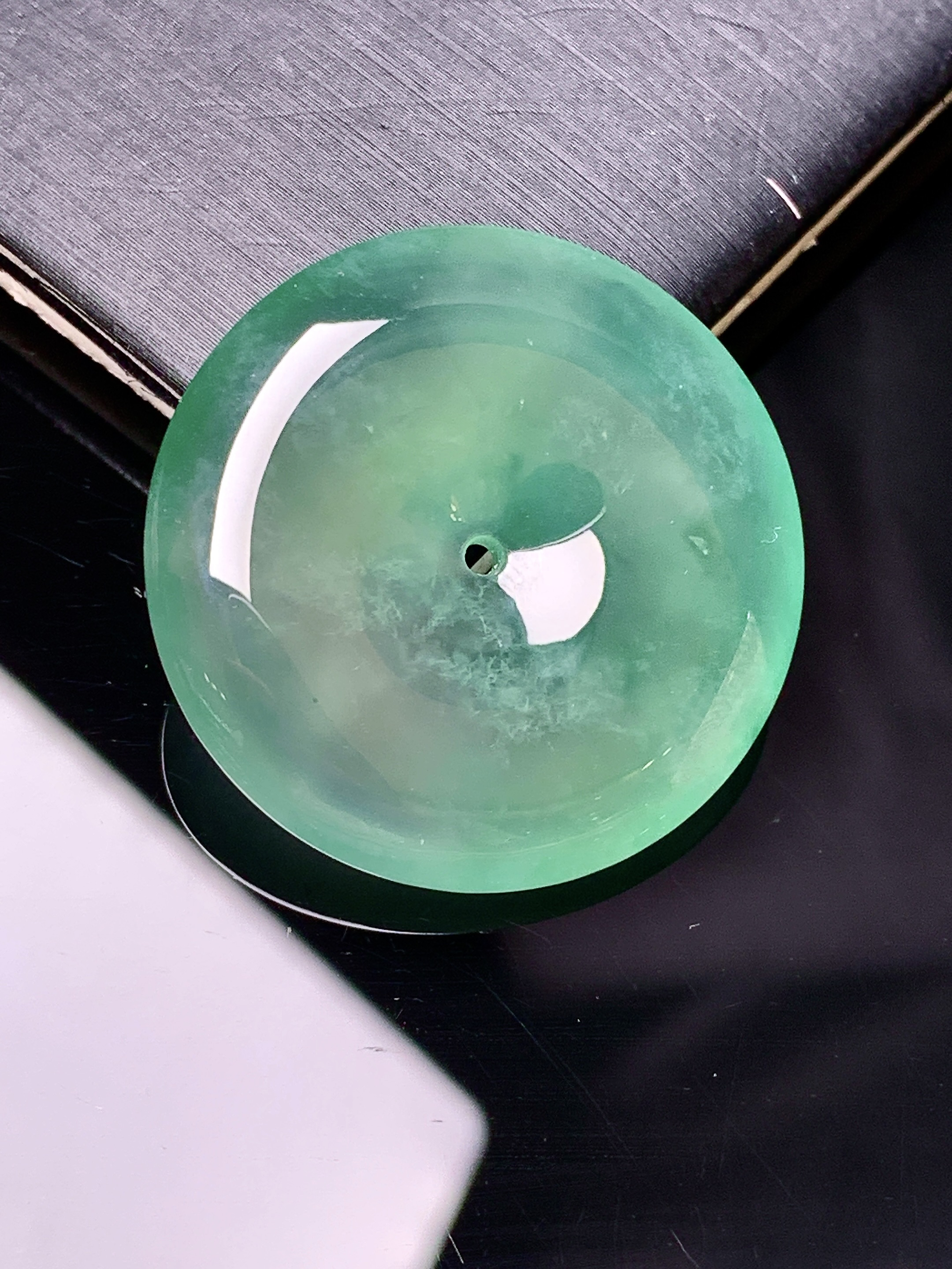 冰飘绿平安扣吊坠 玉质细腻 色泽艳丽清新 水润亮眼 整体尺寸28.8*6.3 y2
