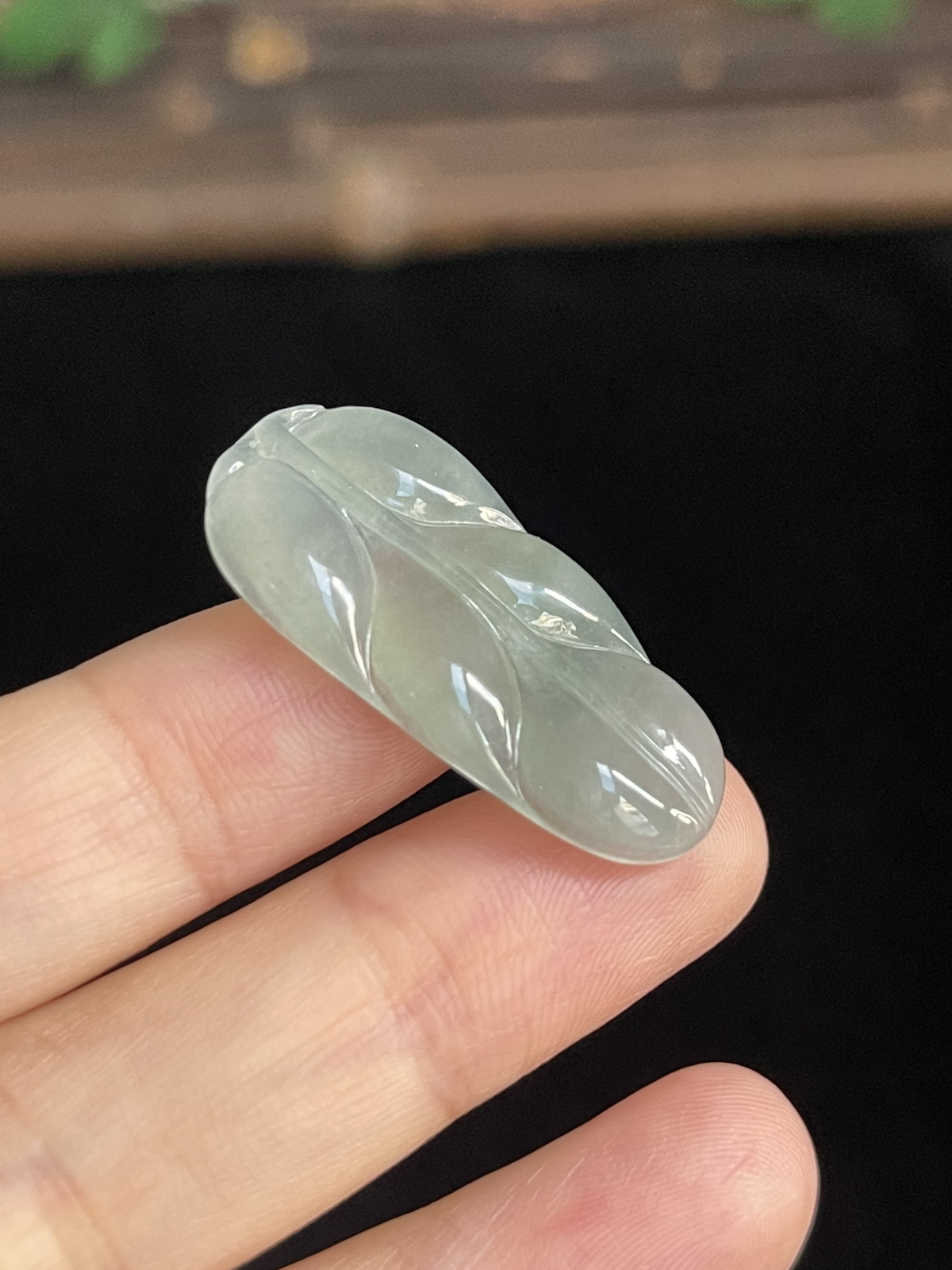 翡翠冰糯种淡绿色叶子