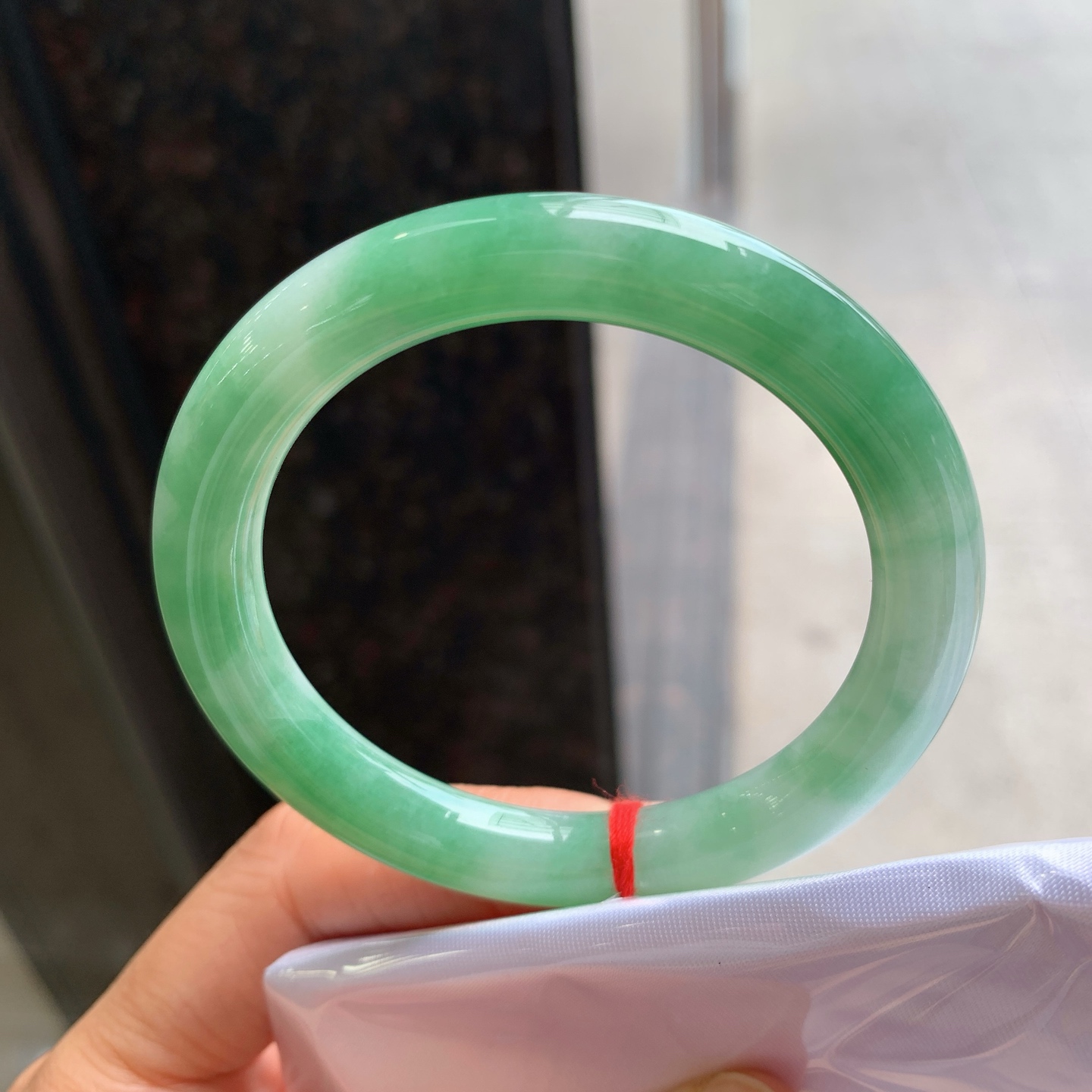 圆条飘绿 有纹 尺寸：53/9.2 细腻