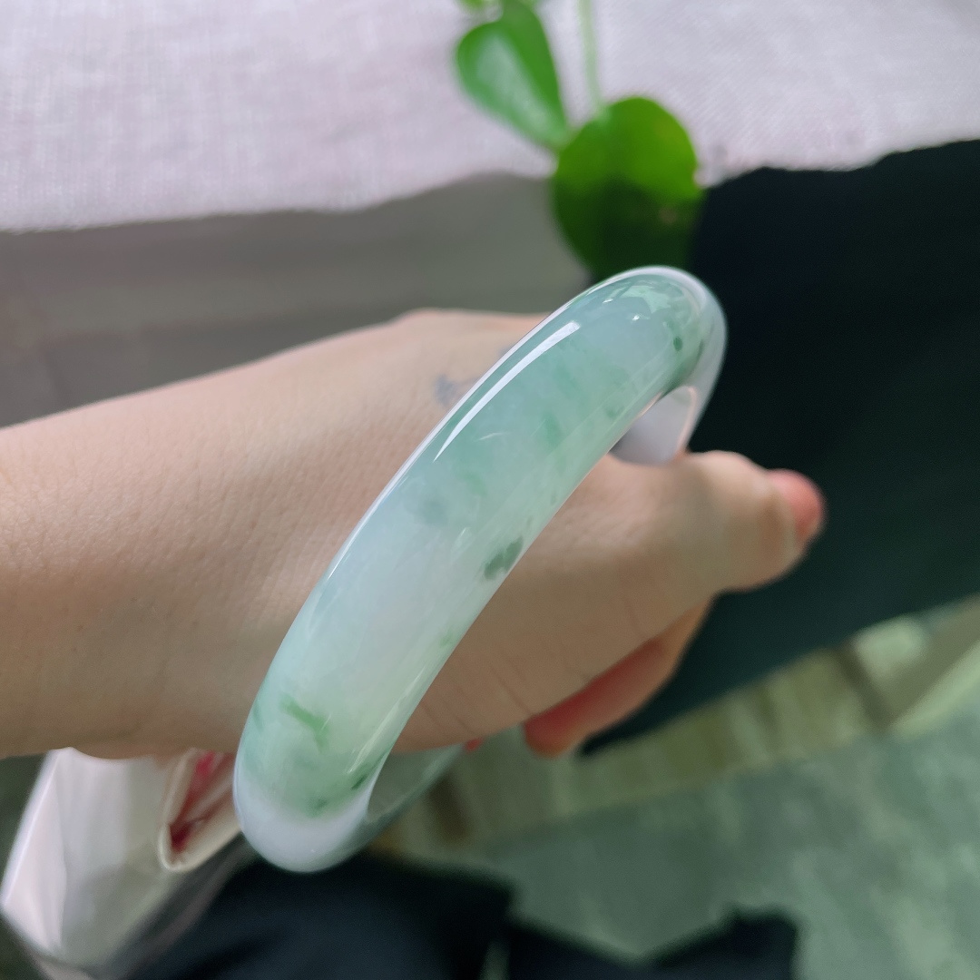 58.3/12.3/10.4，飘花正圈，有裂，浅紫凝清玉，墨翠落环围。点点花缊缀柔底，腕间藏一缕淡春山色。ss56439a