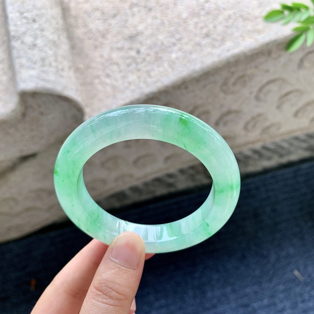 正圈53 54，圈口54.5/11.1/10.2，编码B2052139，描述冰糯飘绿，水润，种老，细腻，打灯有絮线