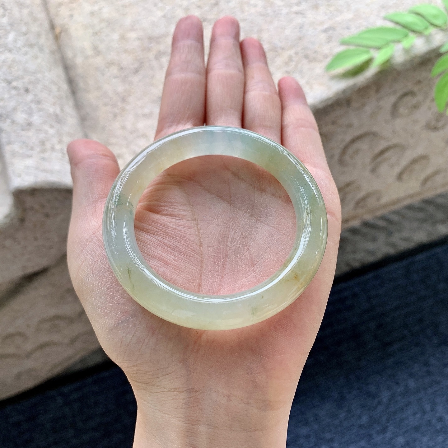 圆条49 50，圈口50.5/10.2/9.8，编码B2081757，糯冰黄翡飘花，水润，种老，细腻