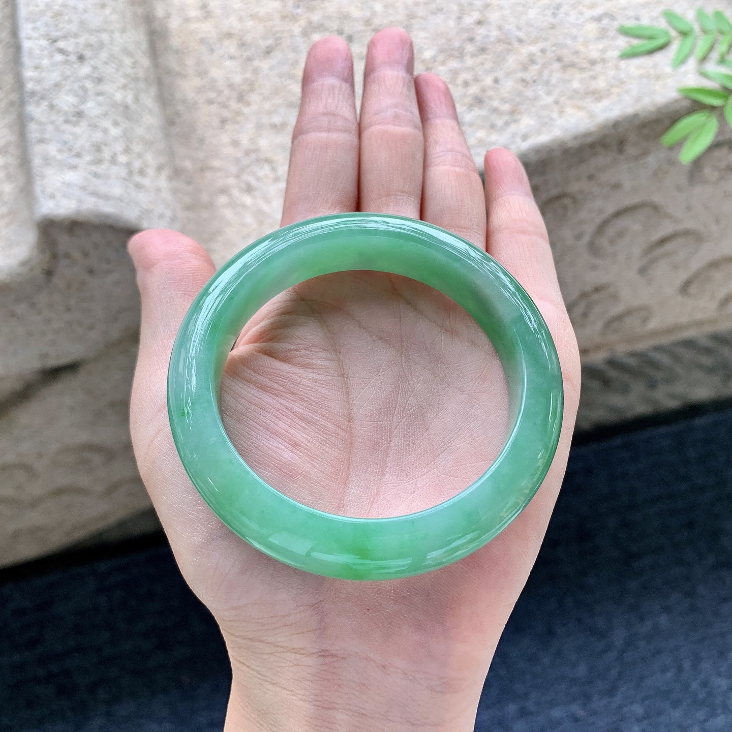 正圈54 55，圈口55.6/12.8/9，编码D6081714，描述满绿，水润，种老，细腻，打灯有棉线