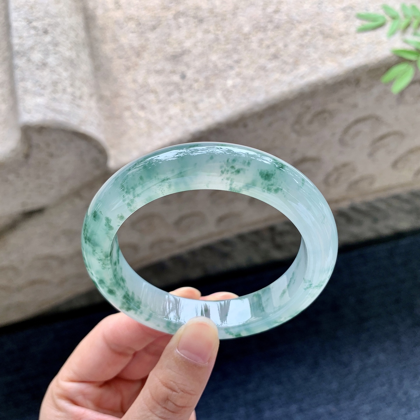 正圈55 56，圈口56.2/12.8/9.5，编码W6081725，冰飘花，清透，水润，种老，细腻，无裂。